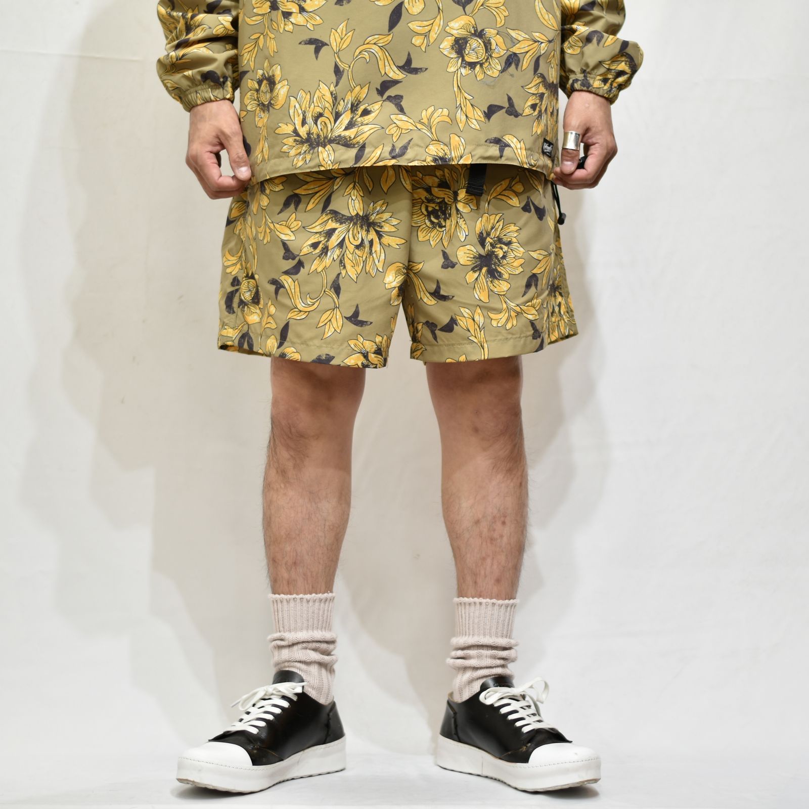 ALLOVER FLOWER PATTERN EASY SHORTS (KHAKI OLIVE)