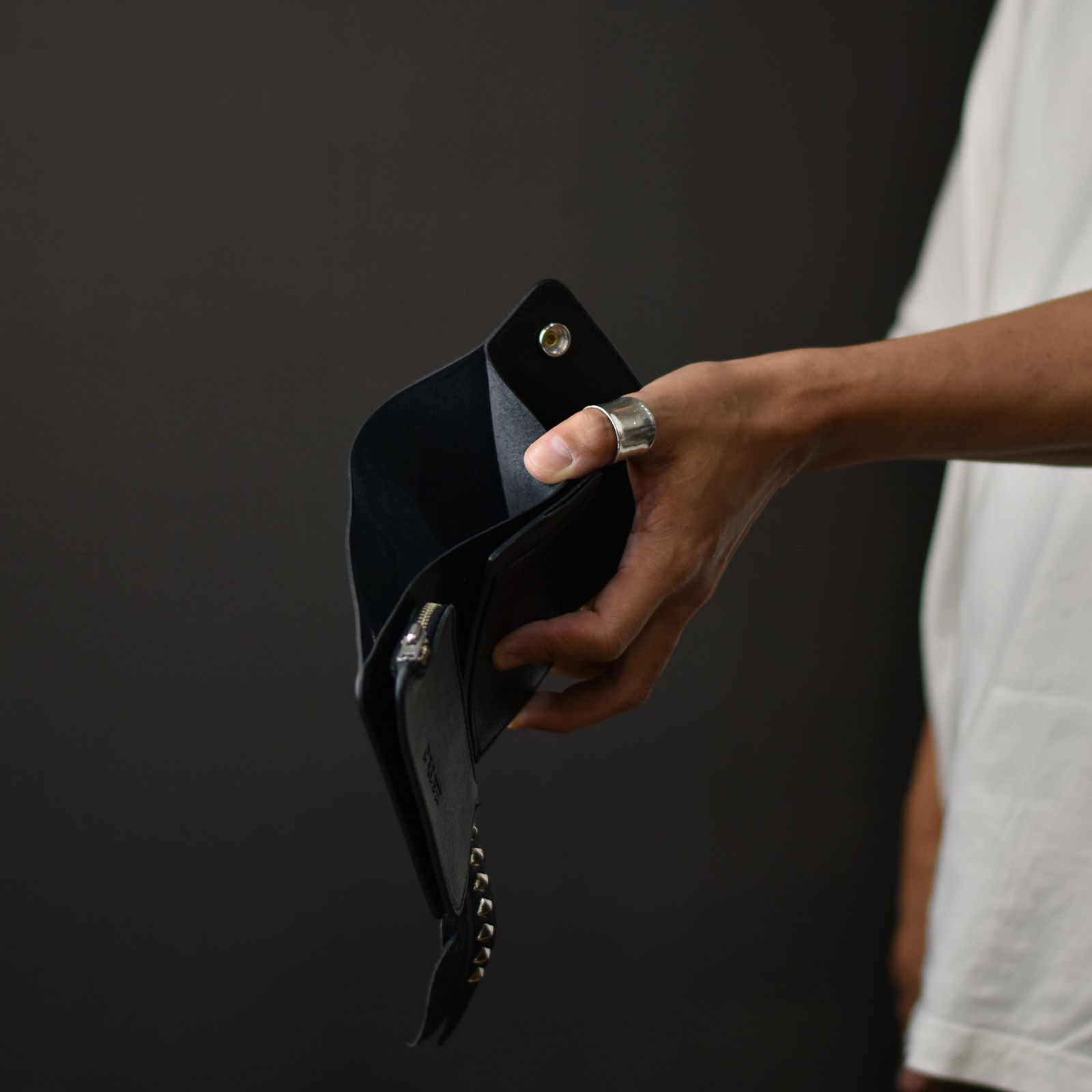 PLANE LEATHER FLAP HALF WALLET ＜STUDS CHARM＞ (BLACK) / プレーンレザー フラップハーフウォレット ＜スタッズチャーム＞