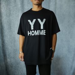 YYH PT SHORT SLEEVE T （BLACK） ロゴプリント Tシャツ （ブラック）