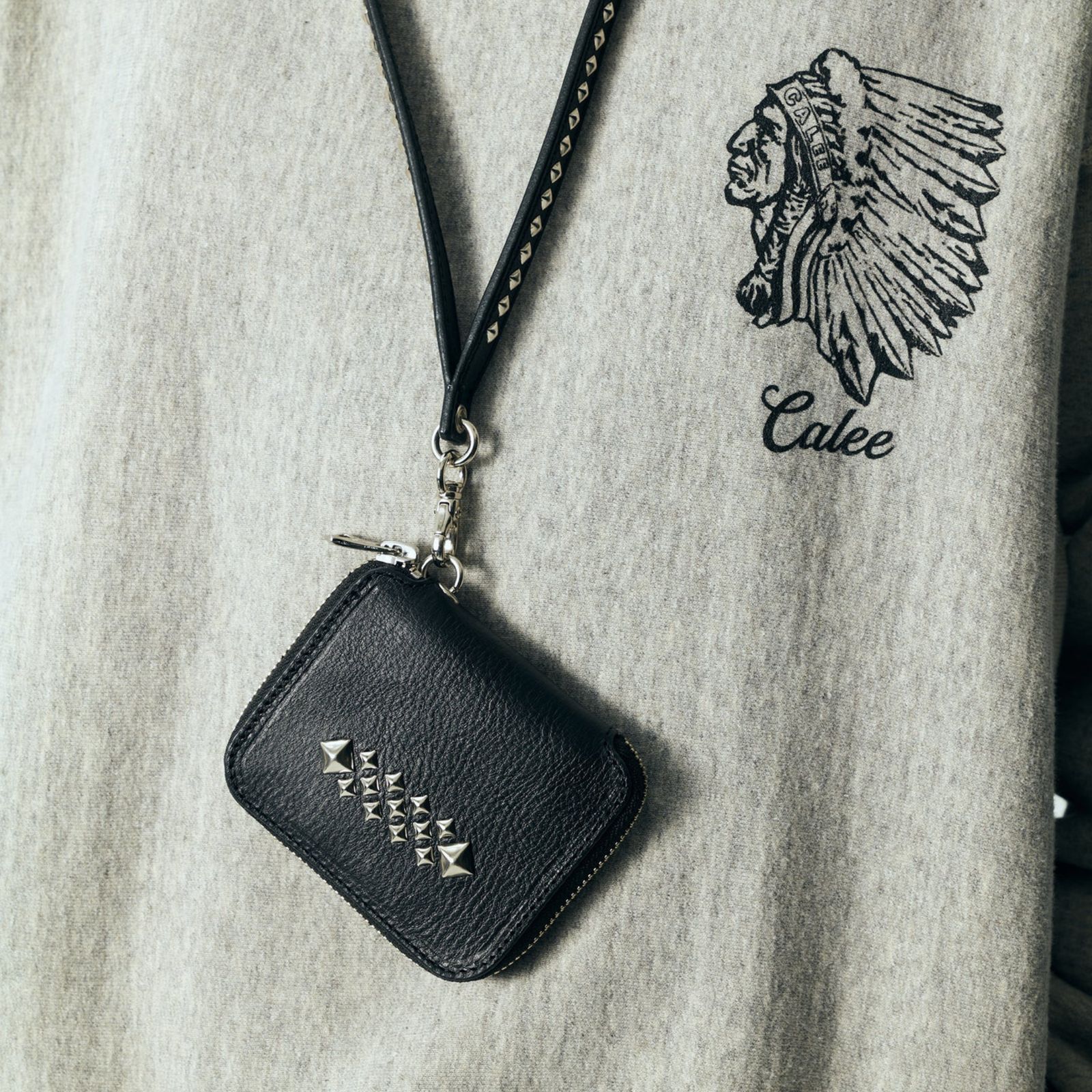 STUDS LEATHER ZIP MULTI WALLET (BLACK)｜スタッズレザー ジップマルチウォレット 二つ折り財布｜CL-25AW010LE