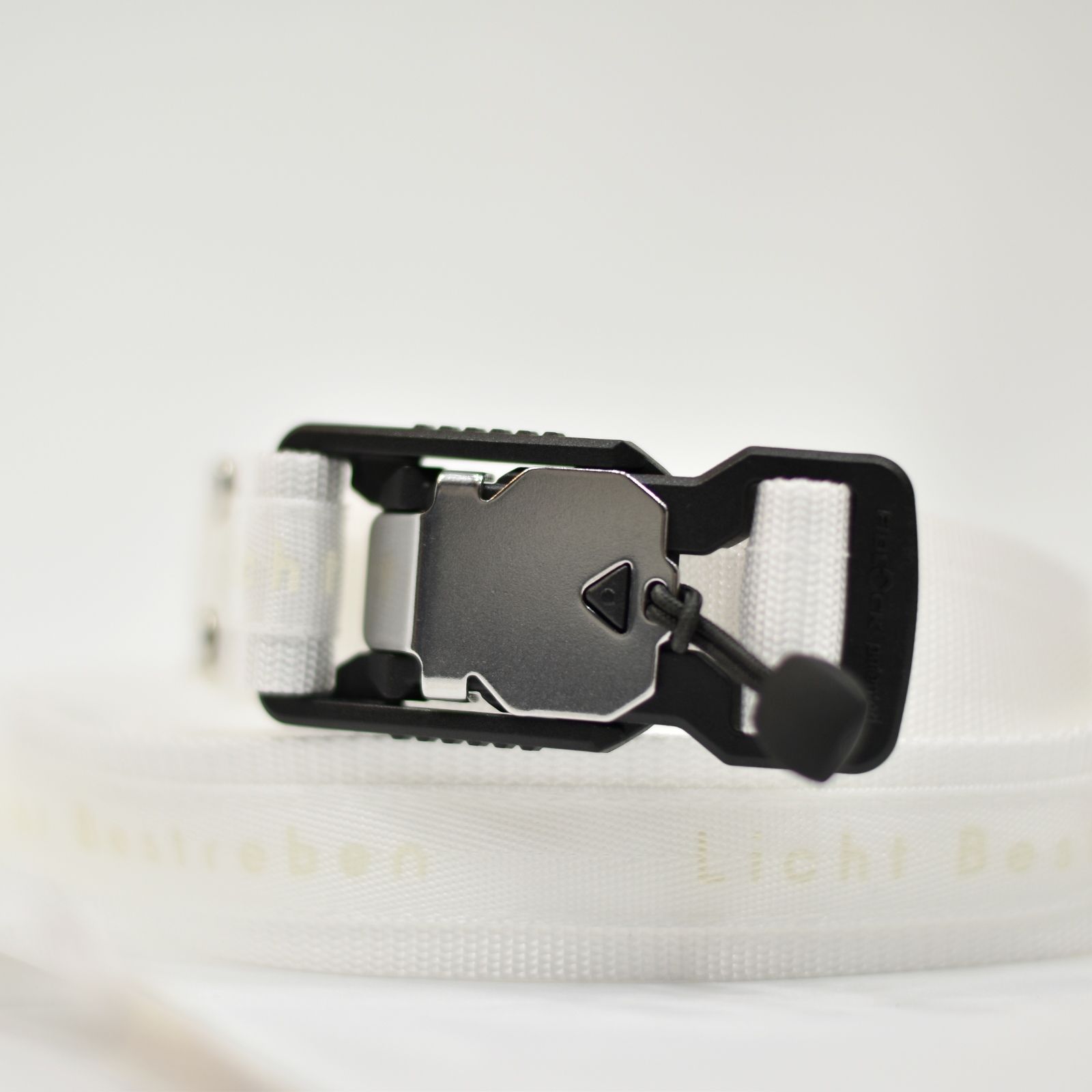マグネットバックルロングベルト / LB22SS-AC01 (WHITE×SILVER)