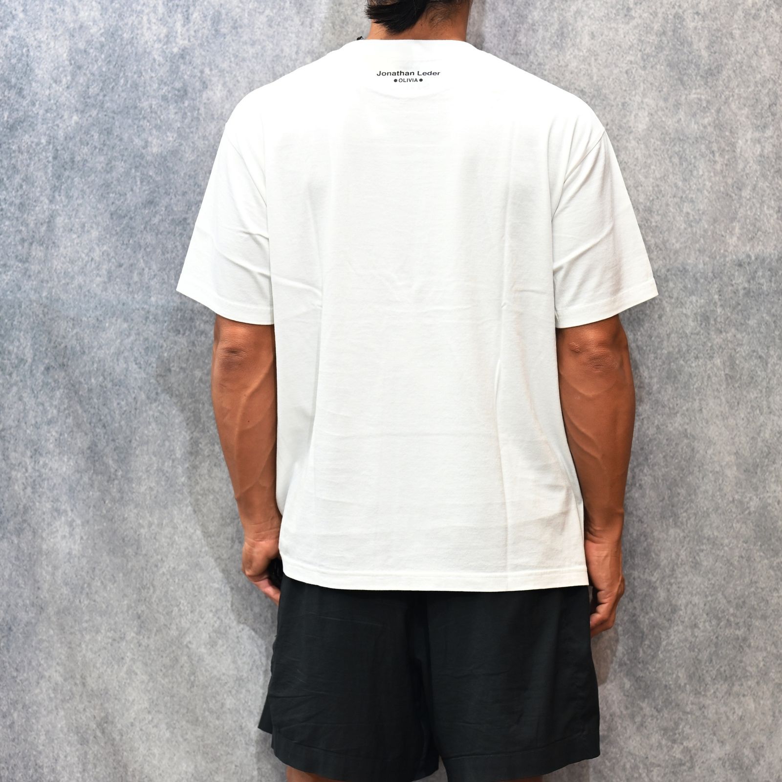 Jonathan Leder × Stie-lo "OLIVIA" Crewneck T-SH （WHITE） / プリントTシャツ （ホワイト） 25MND-STL004