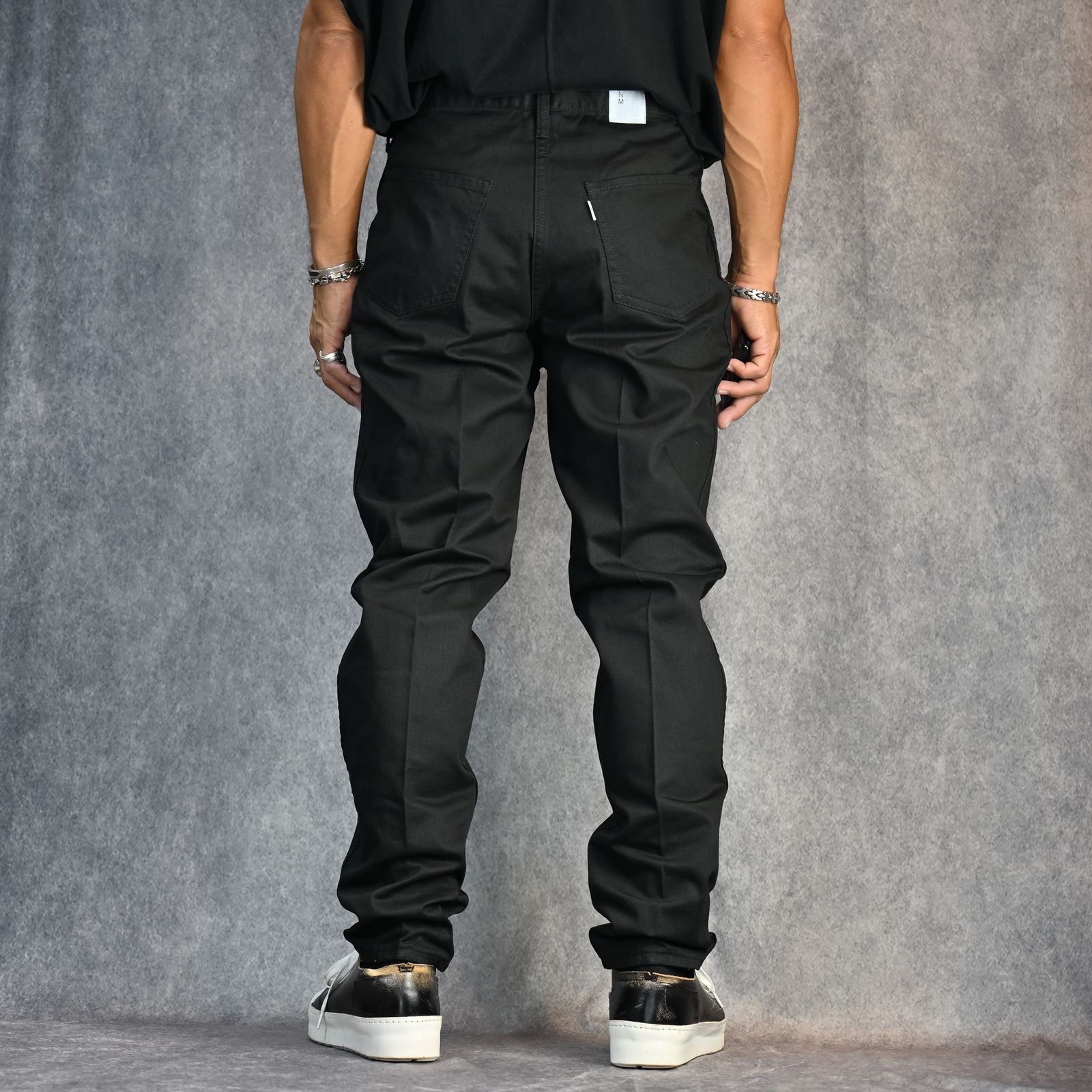 #022 LV MCQUEEN PANTS ONE-WASHED （BLACK） / テーパード デニムパンツ （ブラック）