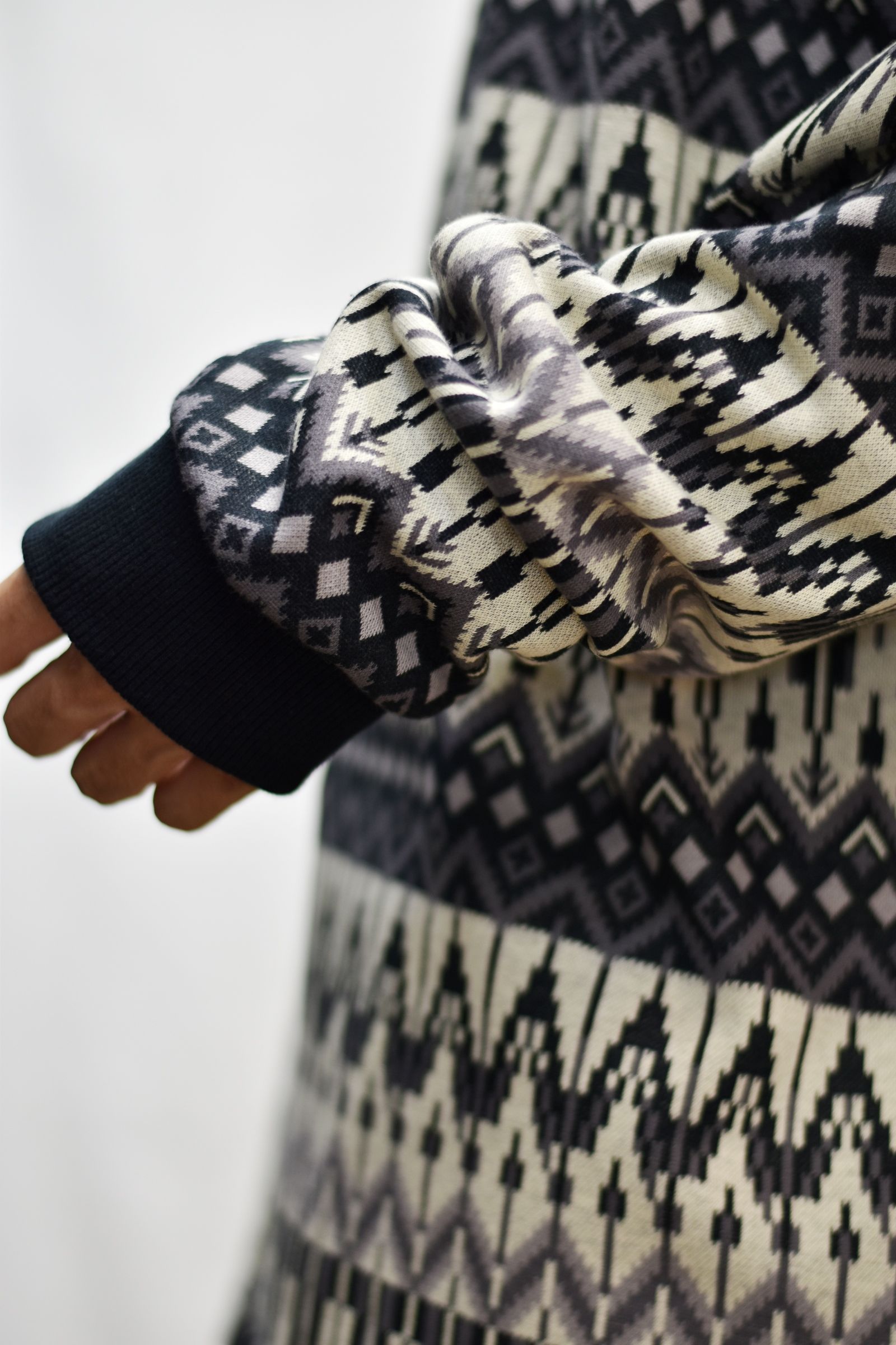 JACQUARD BORDER DROP SHOULDER L/S CUTSEW (BLACK)