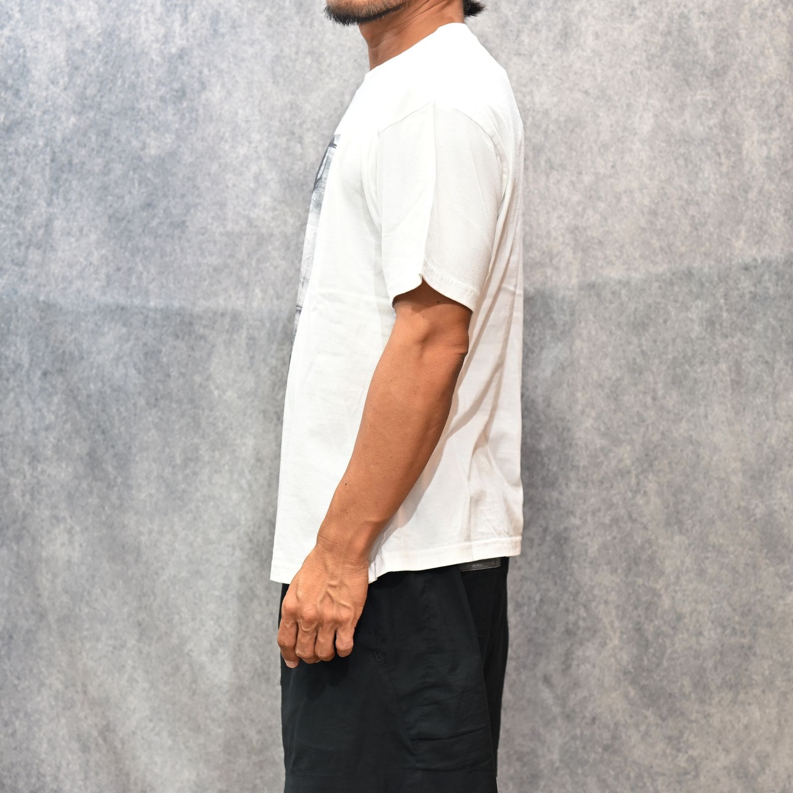 Stie-lo × Irina.L "Sideways figure" T-SH （WHITE） / プリントTシャツ （ホワイト） 25MND-STL007