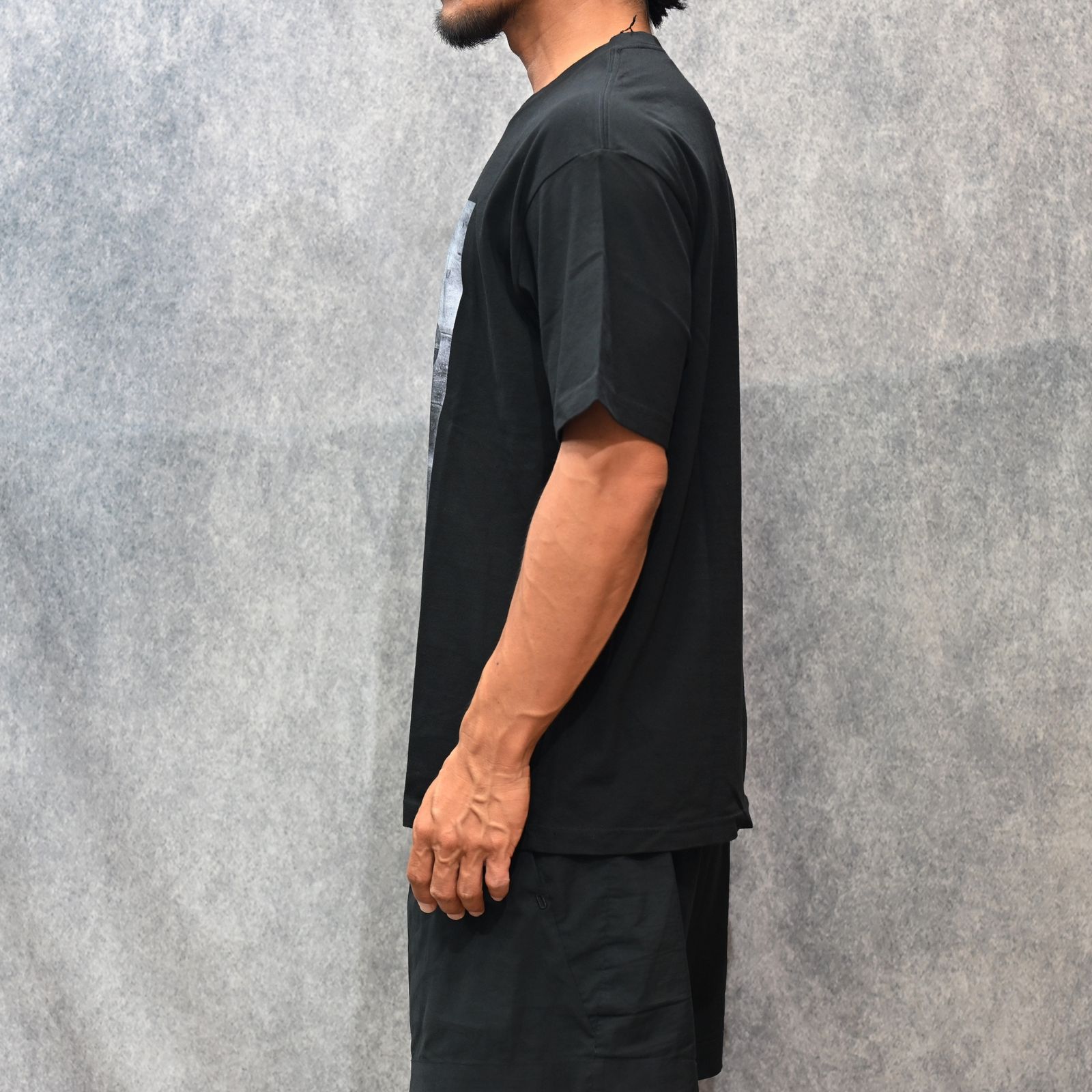Stie-lo × Irina.L "Presley" T-SH （BLACK） / プリントTシャツ （ブラック） 25MND-STL009