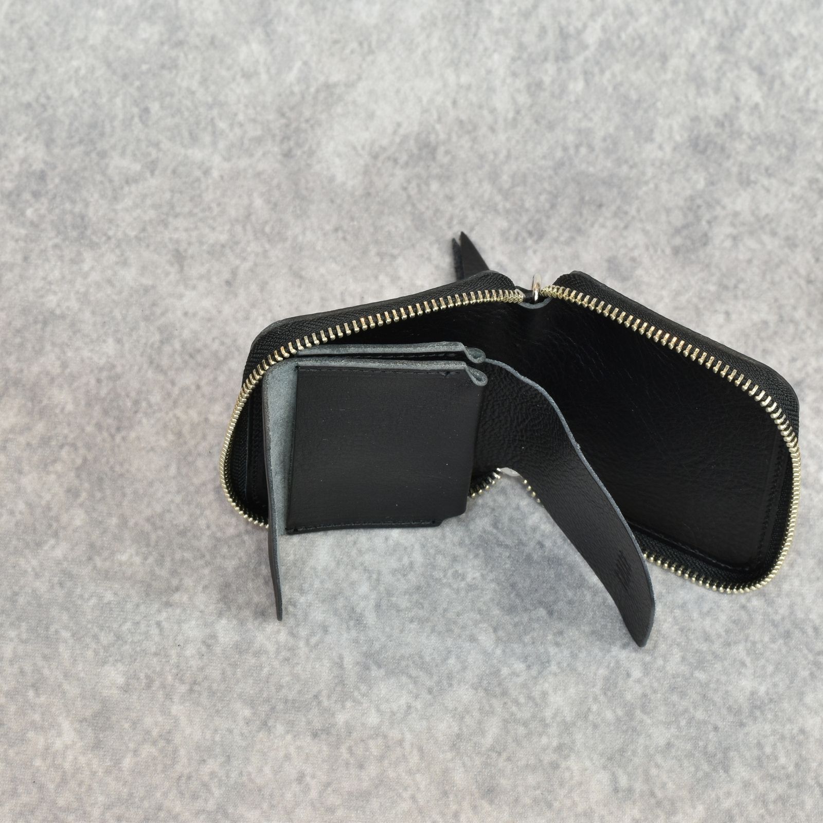 PLANE LEATHER ZIP MULTI WALLET ＜STUDS CHARM＞ (BLACK)｜プレーン レザー ラウンドジップ マルチウォレット 二つ折り財布 ＜スタッズチャーム＞｜CL-25AW019LE