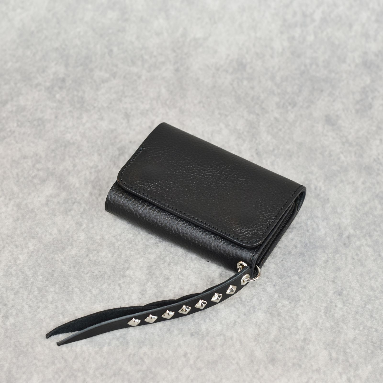 PLANE LEATHER FLAP HALF WALLET ＜STUDS CHARM＞ (BLACK)｜プレーン レザー フラップ ハーフウォレット 3つ折り財布 ＜スタッズチャーム＞｜CL-25AW017LE