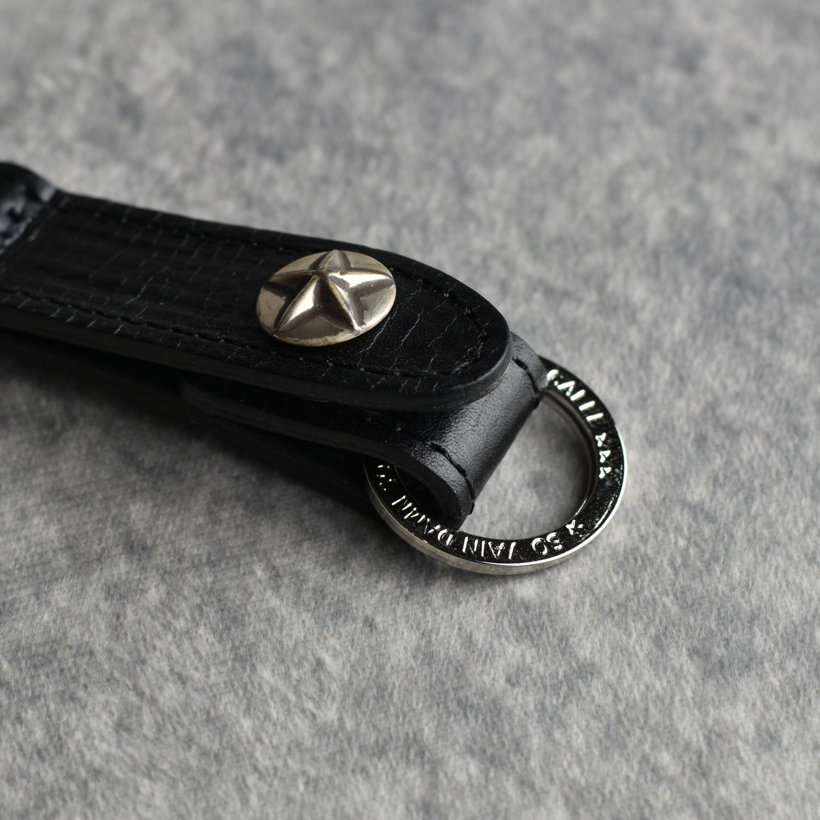 CALEE - SILVER STAR CONCHO LEATHER KEY RING (BLACK) / スター