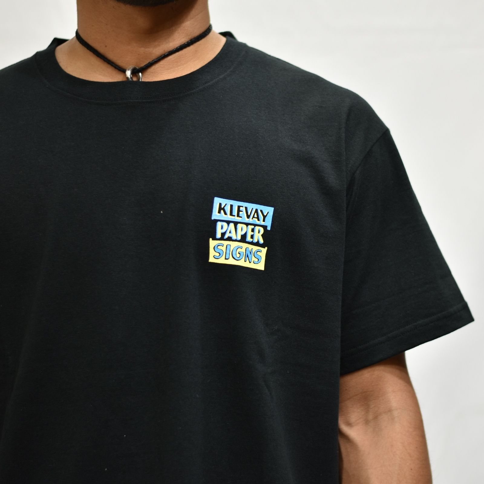 × Klevay Paper Signs アートTシャツ