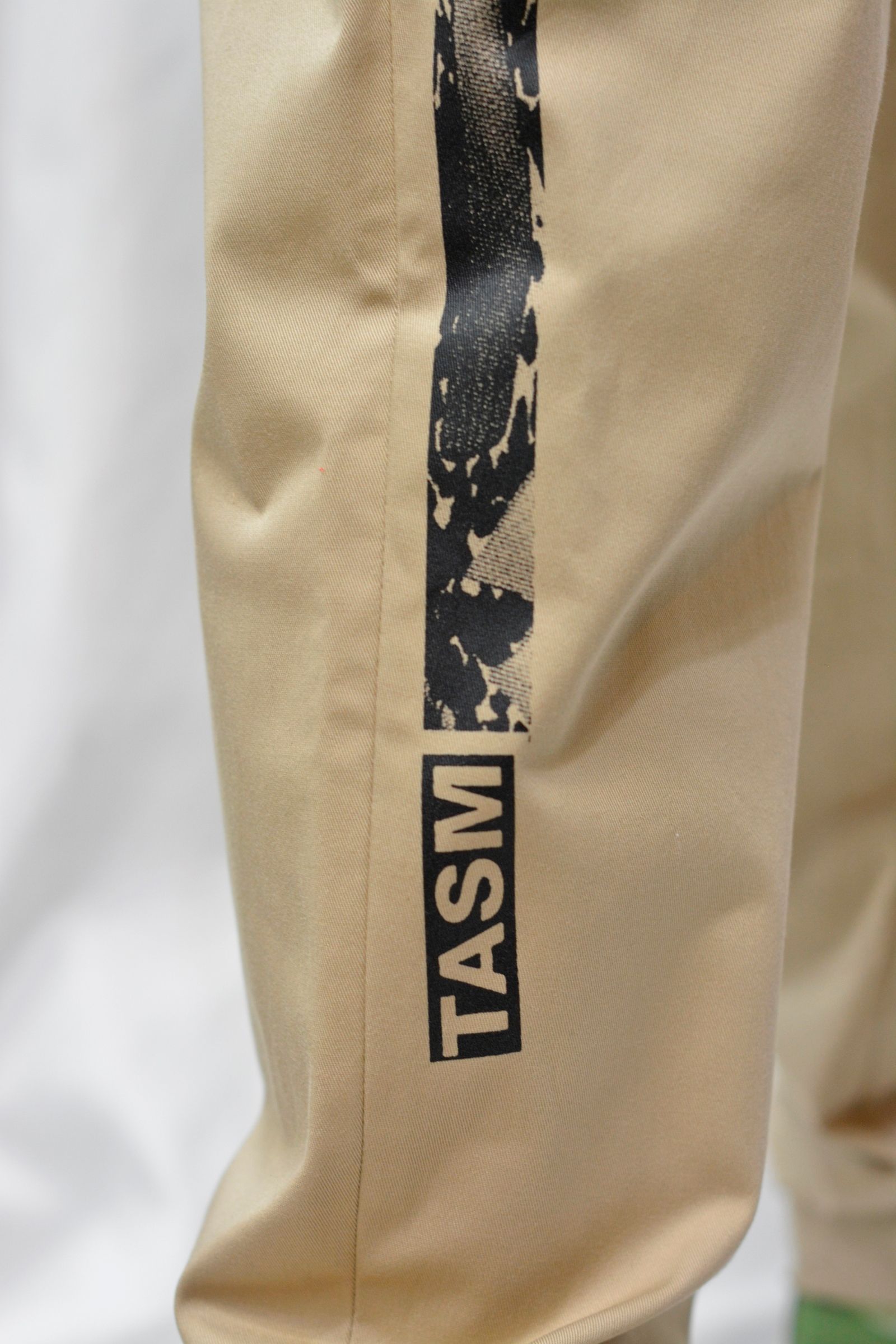 ”BARCODE PRINT CHINO PANTS