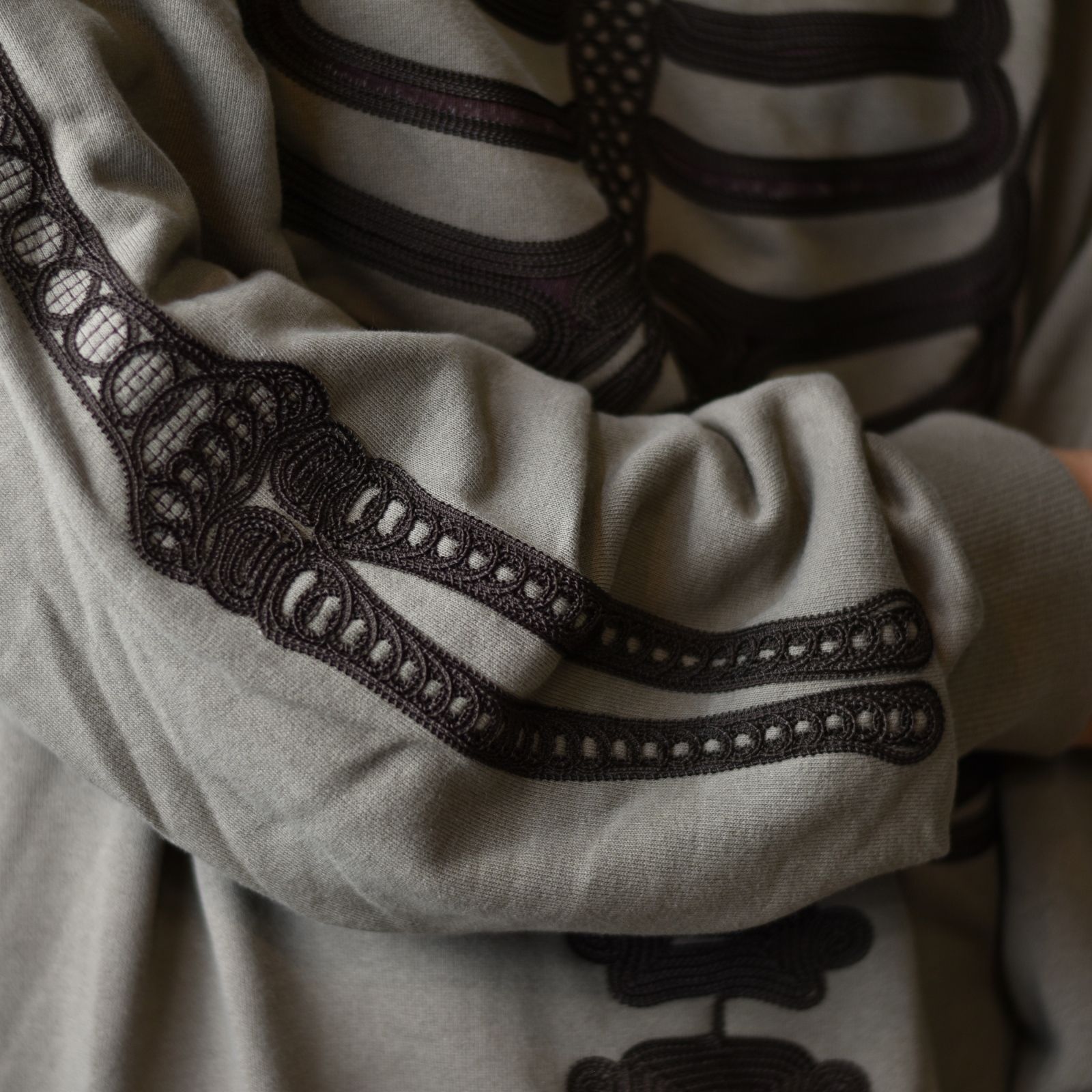 CORD EMBROIDERED CREW NECK SWEATER 'BONES for chord Limited Edition (LATTE) / コード刺繍 クルーネック スウェット トレーナー