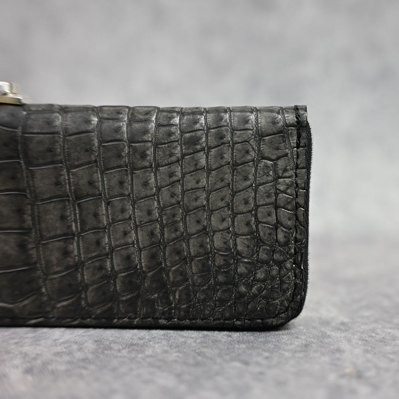 クロコ 墨染め+イタリアンバケッタ ミニラウンド財布 （SUMI / 墨グレー） 383-05