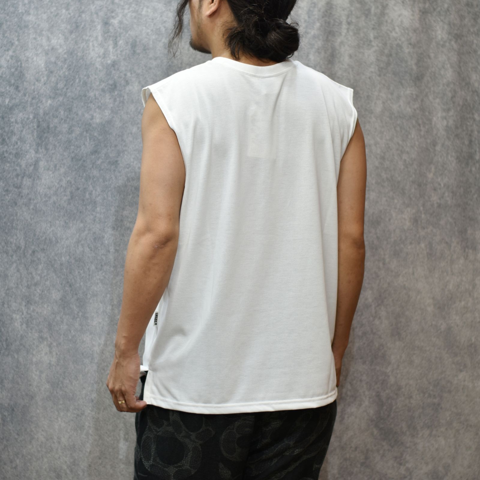 MULTI FUNCTION LOGO N/S TEE (WHITE) / 機能素材 ノースリーブカットソー