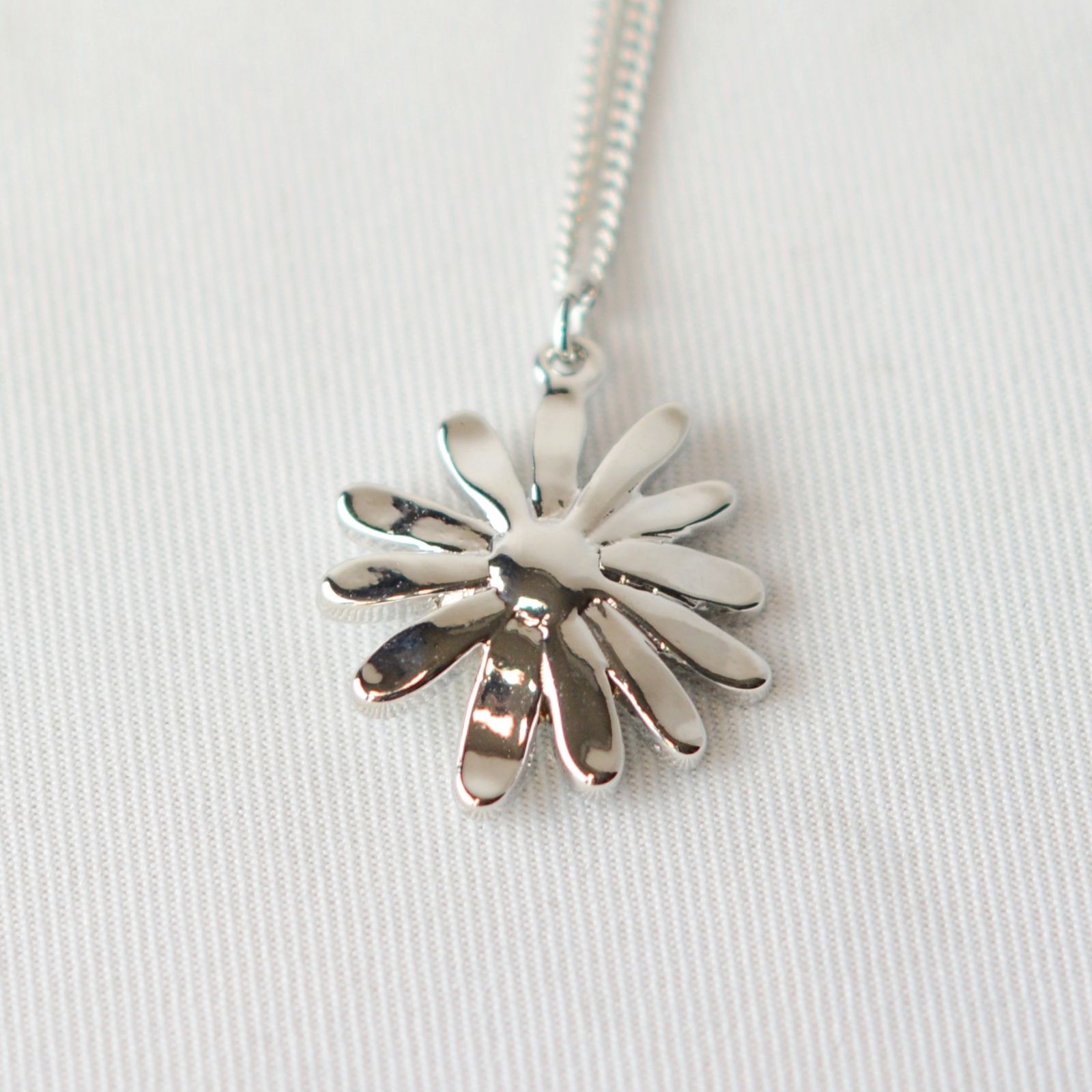 VINTAGE HOLLYWOOD - VINTAGE DAISY NECKLACE (SILVER) | chord