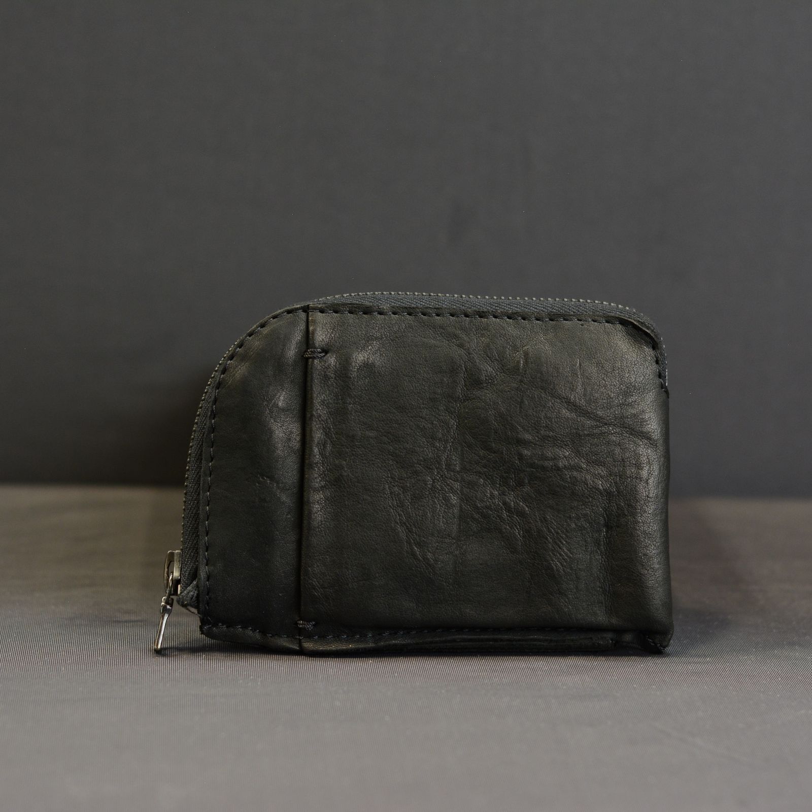 ダブルショルダーレザー 製品染め ZIP ウォレット （BLACK）