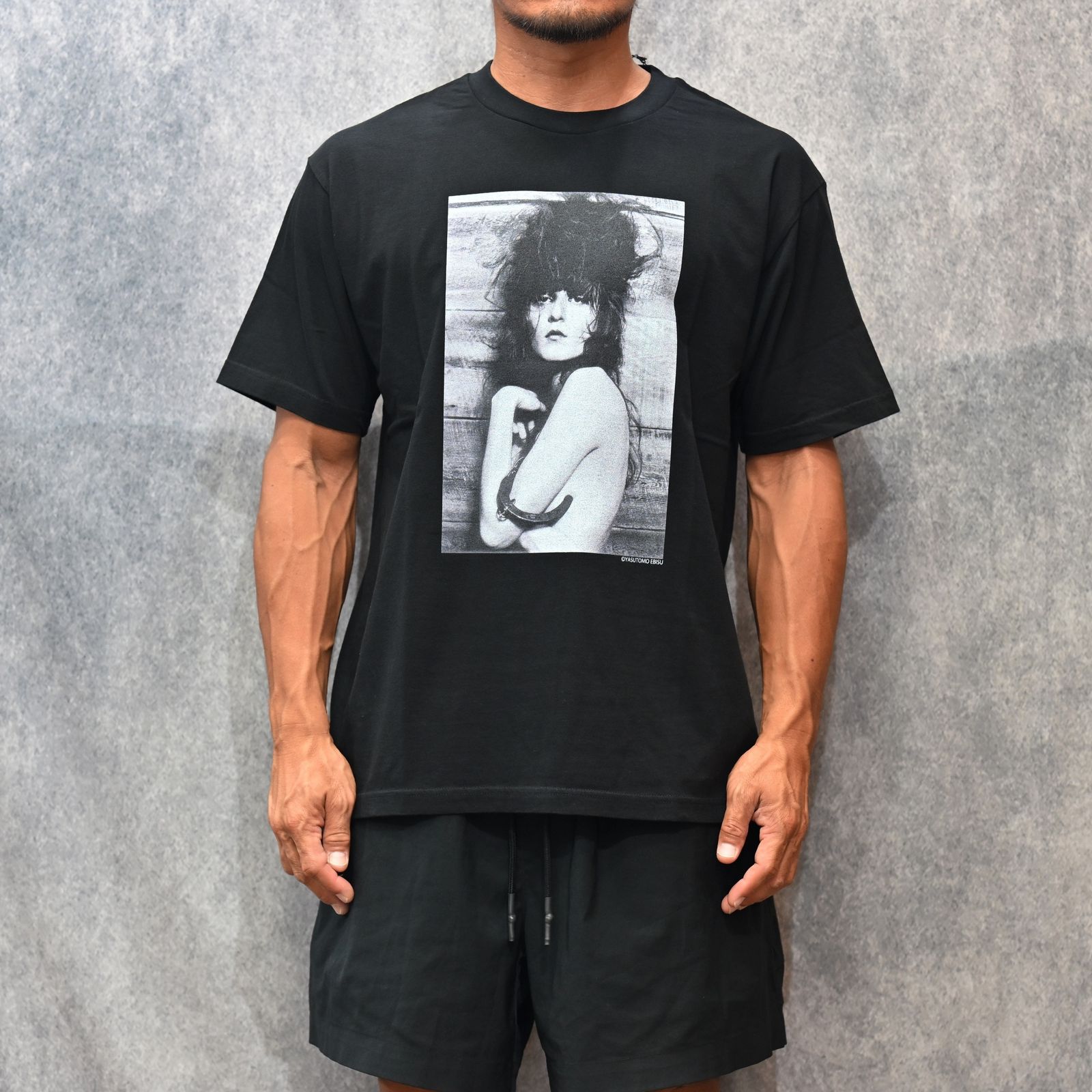 Stie-lo × Irina.L "Sideways figure" T-SH （BLACK） / プリントTシャツ （ブラック） 25MND-STL007
