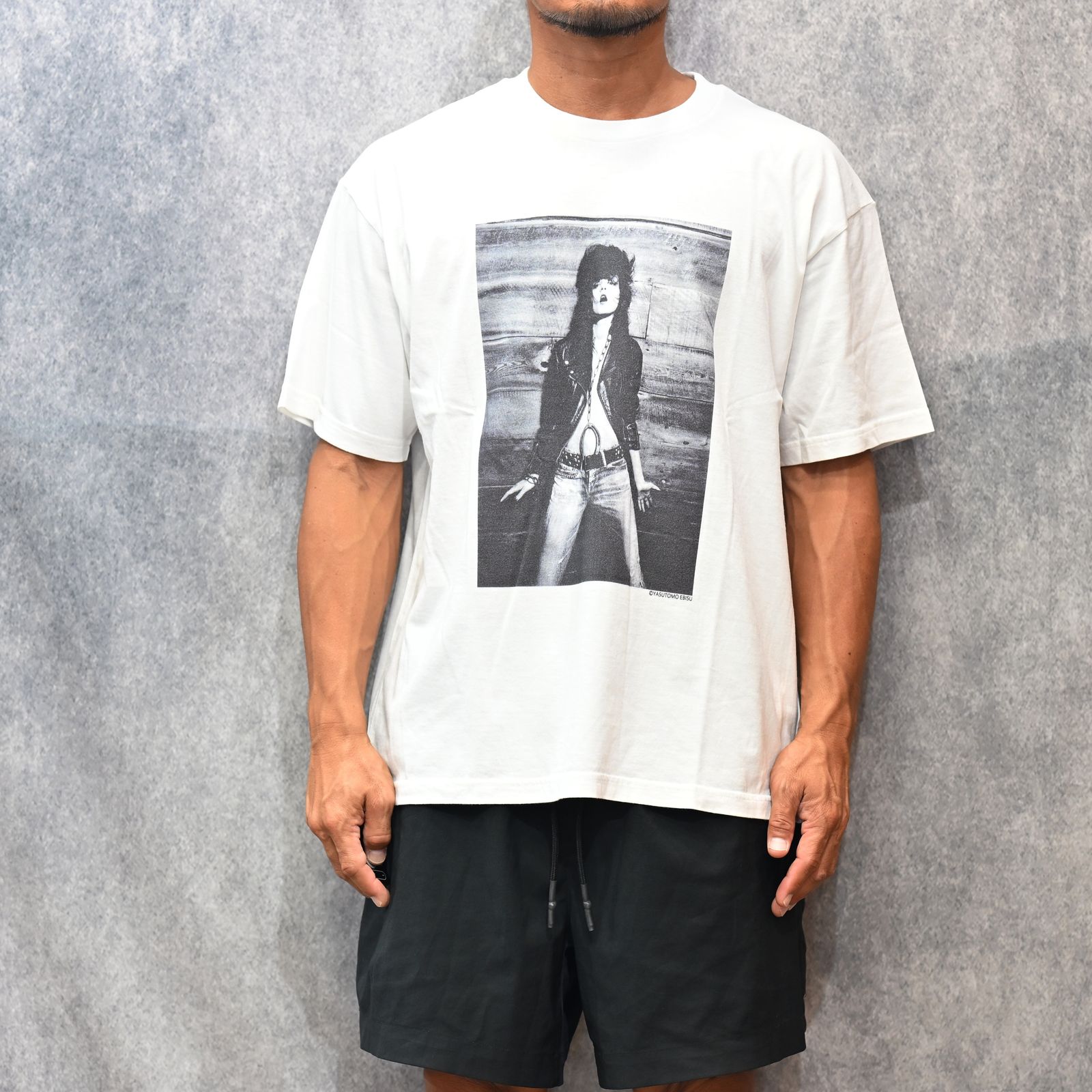 Stie-lo × Irina.L "The front" T-SH （WHITE） / プリントTシャツ （ホワイト） 25MND-STL008
