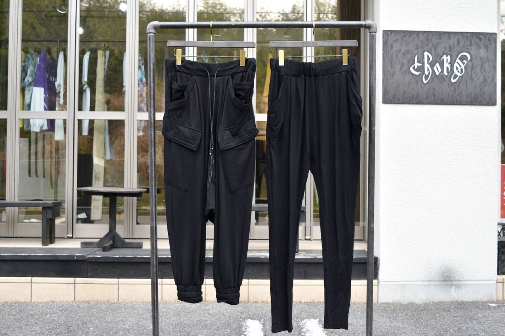 ストレッチ性が豊富なブラックパンツ2型