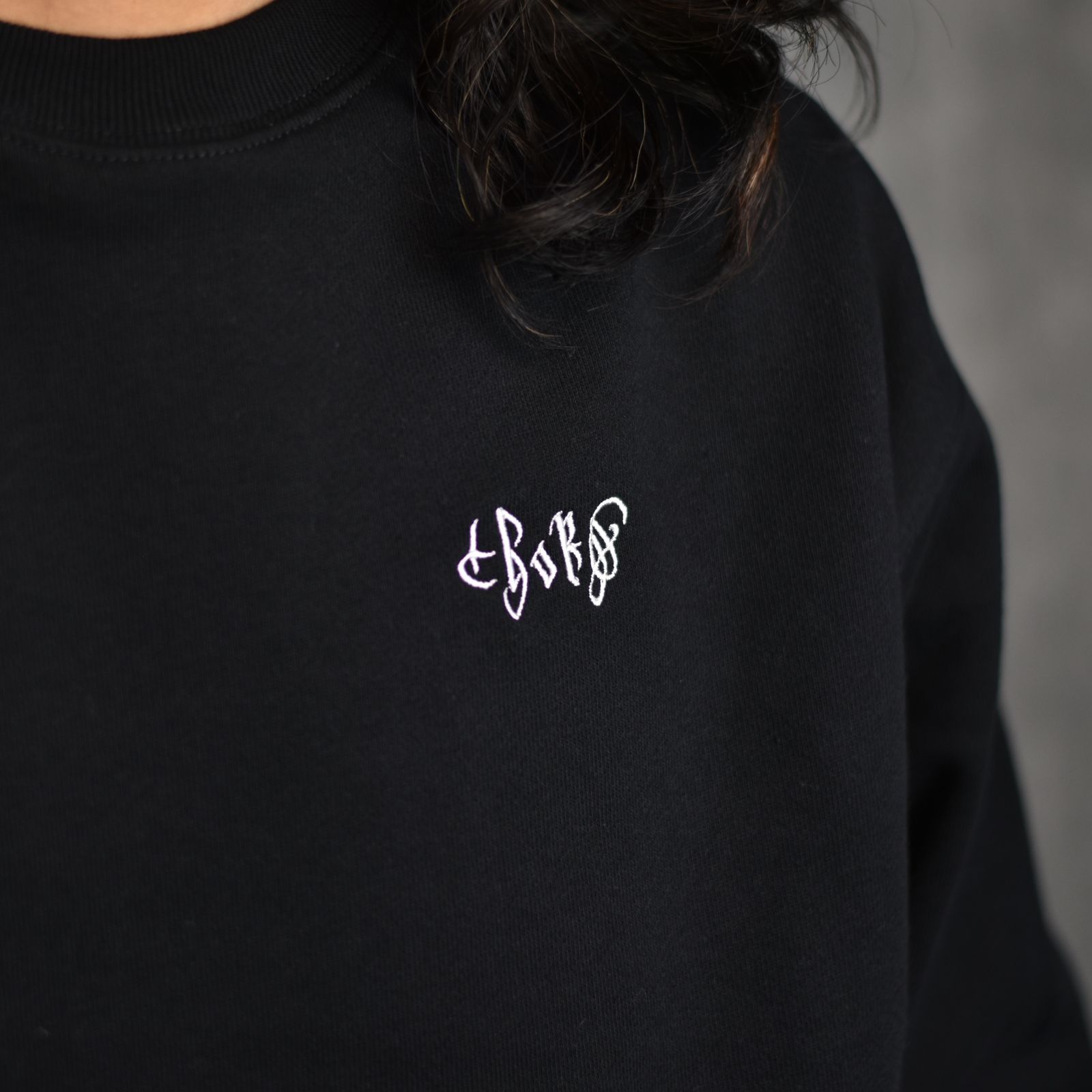 "chord" EMBROIDERY 12.7OZ CREW NECK SWEAT (BLACK) / ロゴ刺繍 12.7オンス クルーネック スウェット (ブラック)