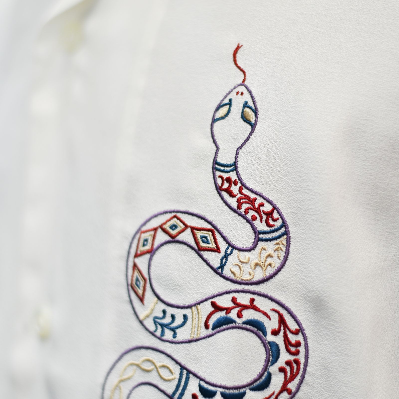 EMBROIDERY SNAKE S/S SH ＜MIHO MURAKAMI DESIGN＞ (WHITE)｜× 村上実帆 スネーク 刺繍 半袖シャツ｜CL-26SS001MM