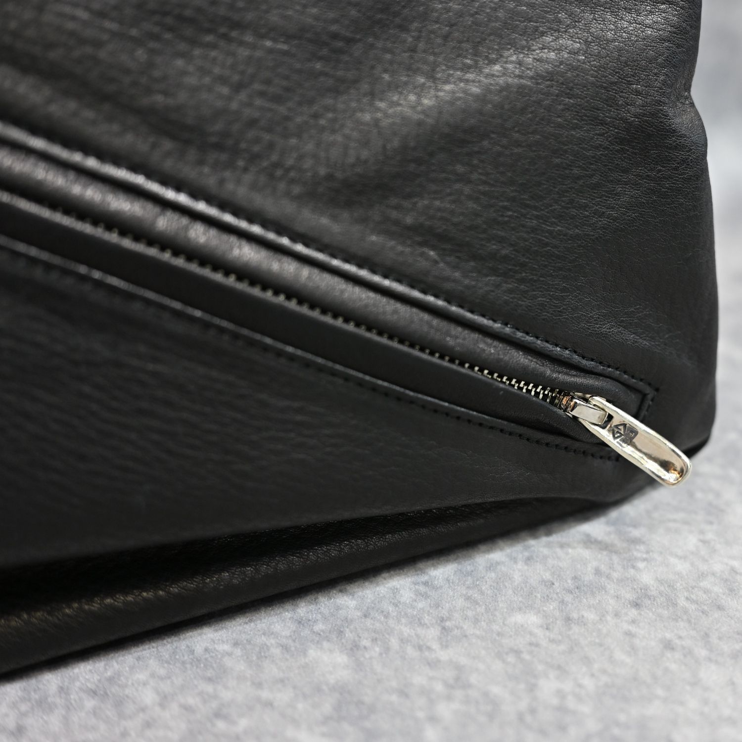 PC RIDERS LEATHER TOTE BAG M W/SILVER ZIPPER （BLACK）｜トートバッグ （ブラック）｜BFA-P-017-3697