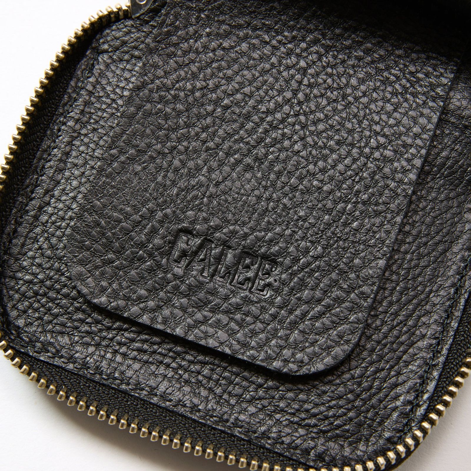 PLANE LEATHER ZIP MULTI WALLET ＜STUDS CHARM＞ (BLACK)｜プレーン レザー ラウンドジップ マルチウォレット 二つ折り財布 ＜スタッズチャーム＞｜CL-25AW019LE