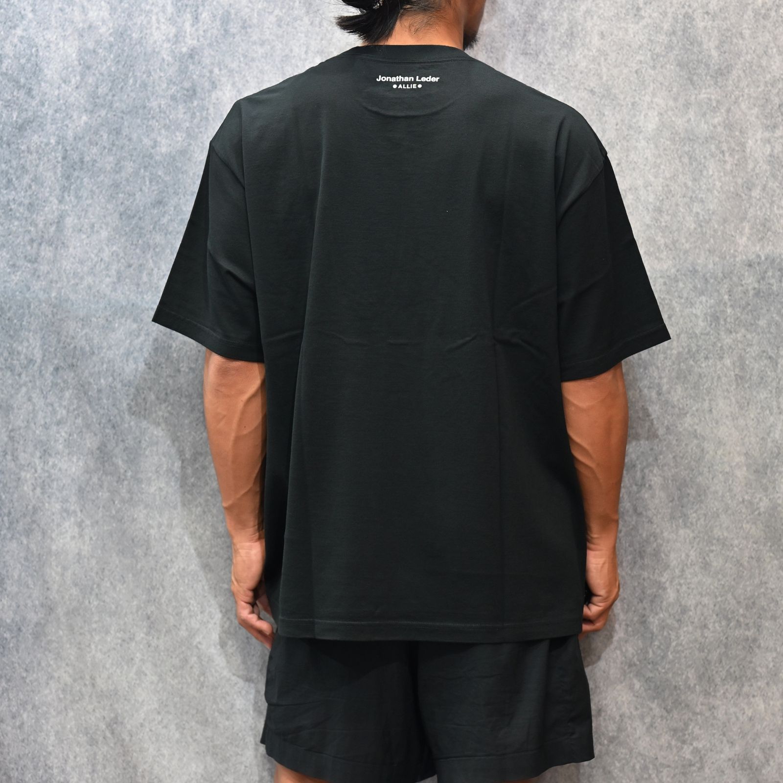 Jonathan Leder × Stie-lo "ALLIE" Crewneck T-SH （BLACK） / プリントTシャツ （ブラック） 25MND-STL003