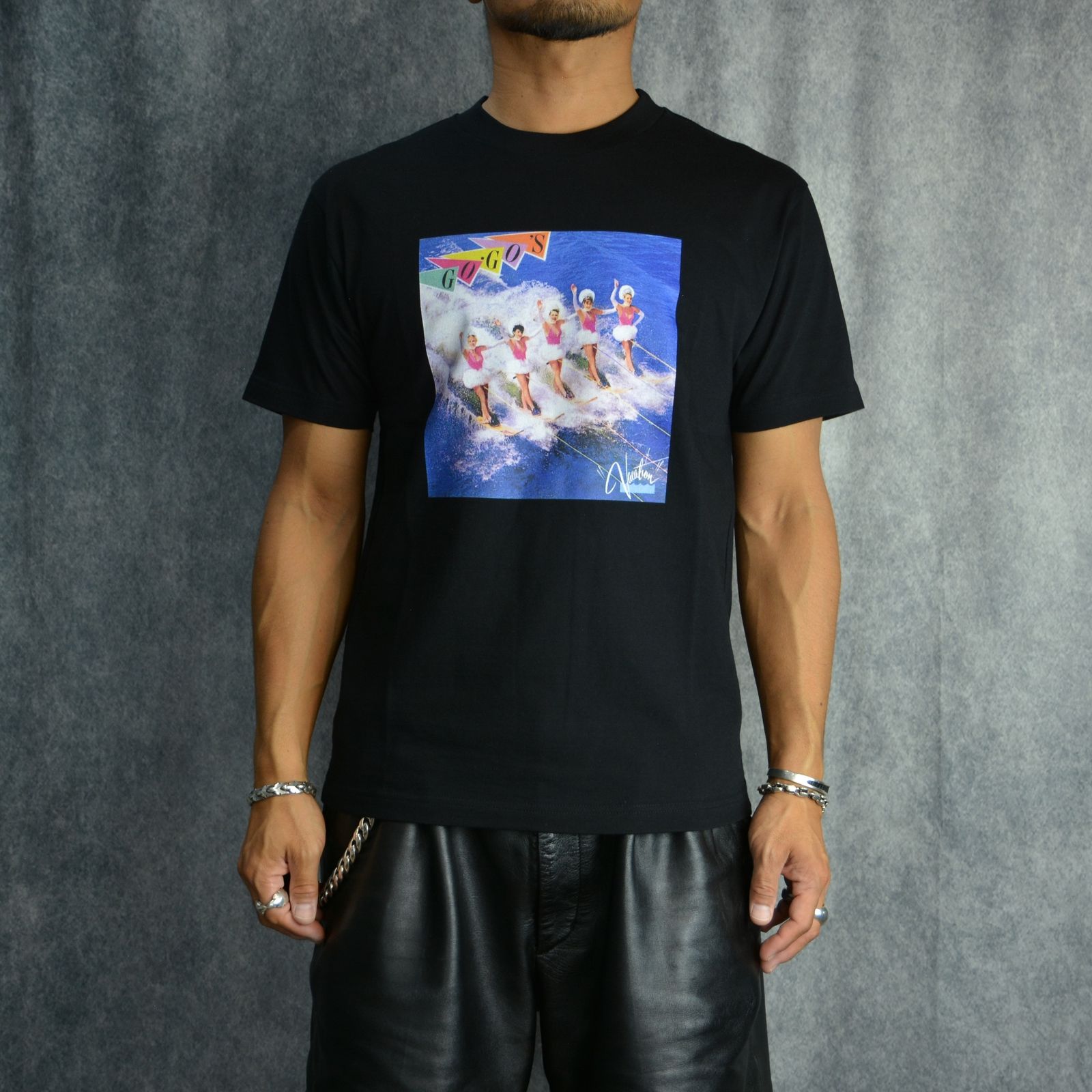 GO-GO'S "Vacation" Print Crewneck T-SH （BLK） / プリント Tシャツ （ブラック）