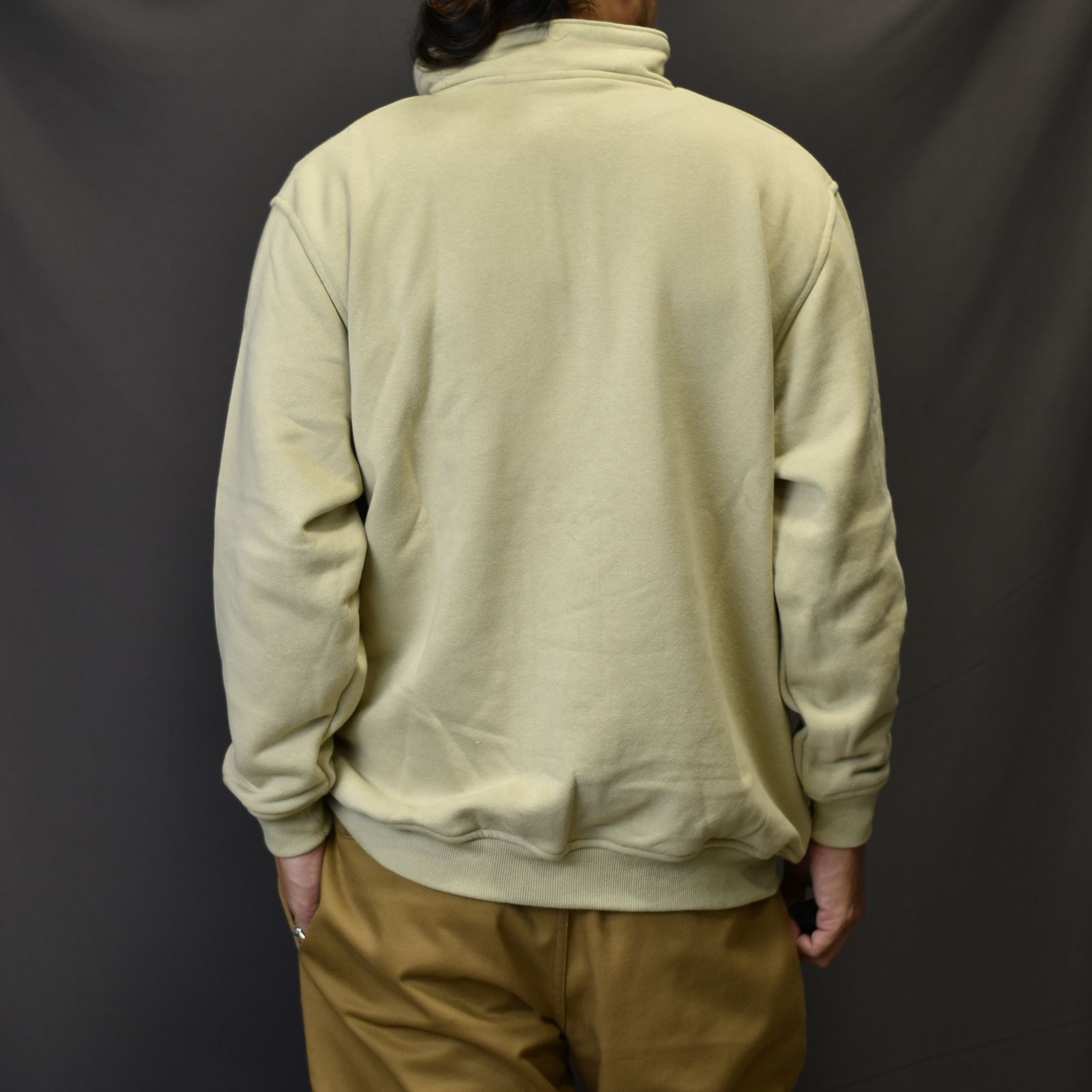 CALEE - EMBROIDERY STAND COLLAR HALF ZIP SW (BEIGE) / スタンド