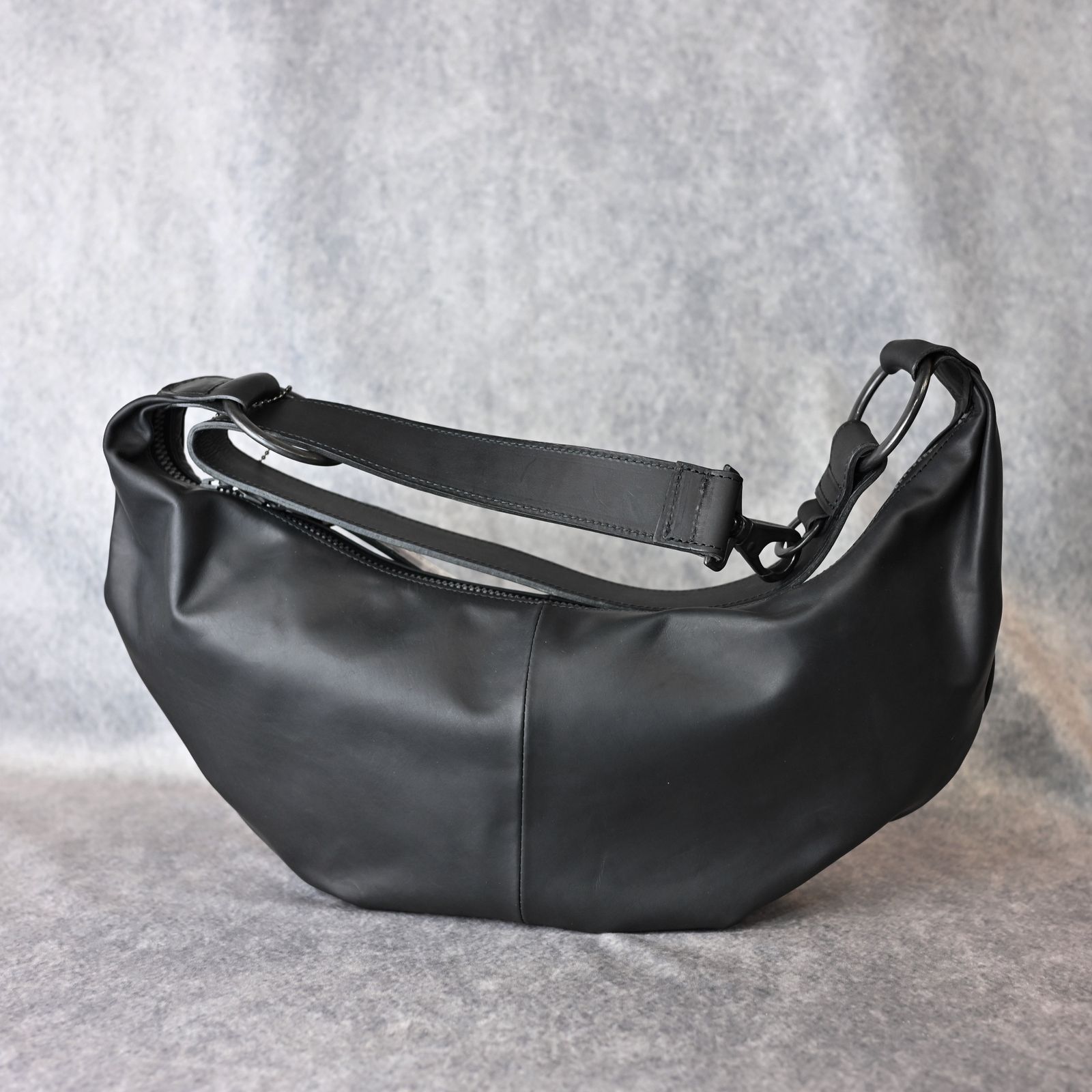 GUIDI オイルカーフ バナナバッグ （BLACK / ブラック） 143-01