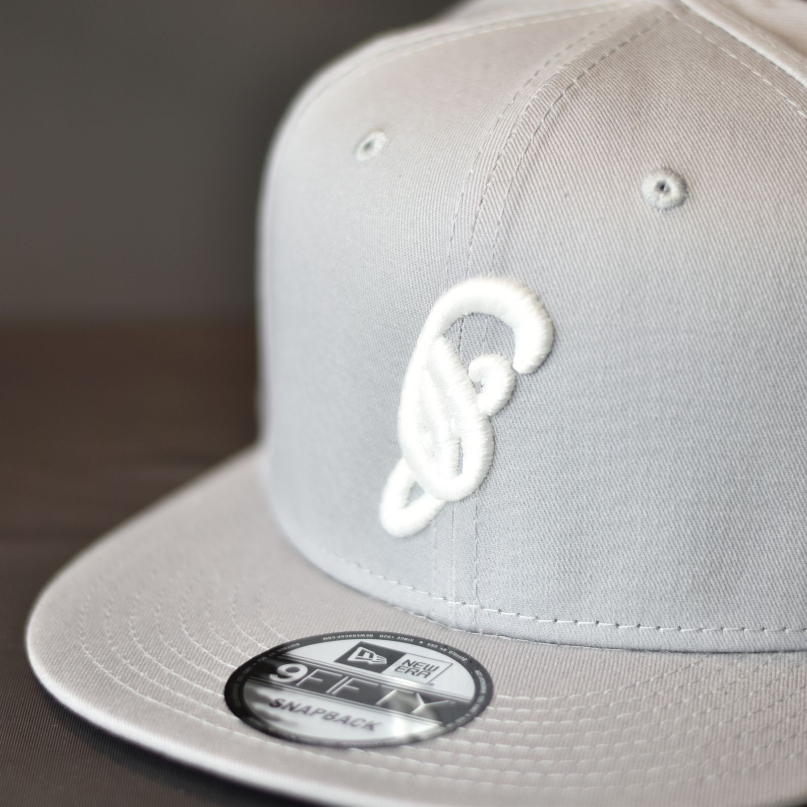 chord - NEWERA 9FIFTY SNAPBACK ”d” LOGO CAP (GRAY×WHITE