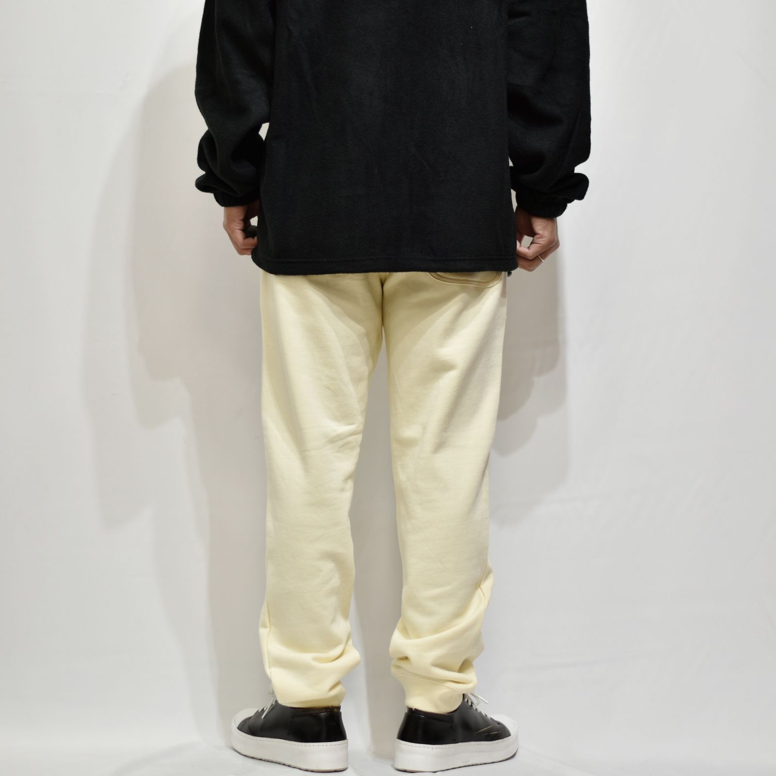 CUTRATE LOGO OMW SWEAT PANTS (IVORY)