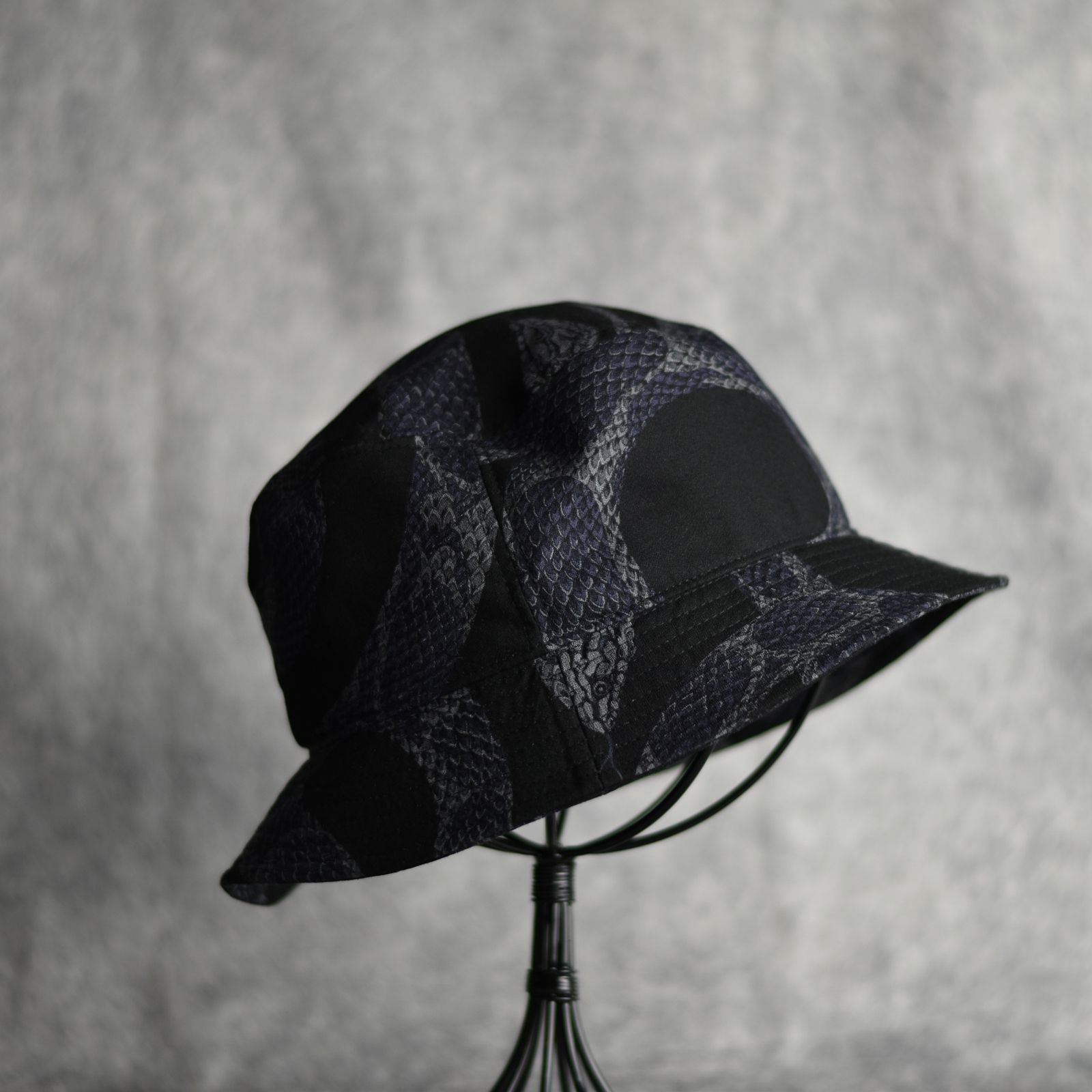 R/P ALLOVER SNAKE PATTERN BUCKET HAT ＜LIMITED＞ (BLACK) / スネーク柄 バケットハット