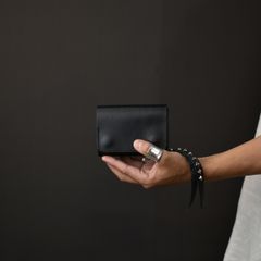 PLANE LEATHER FLAP HALF WALLET ＜STUDS CHARM＞ (BLACK) / プレーンレザー フラップハーフウォレット ＜スタッズチャーム＞