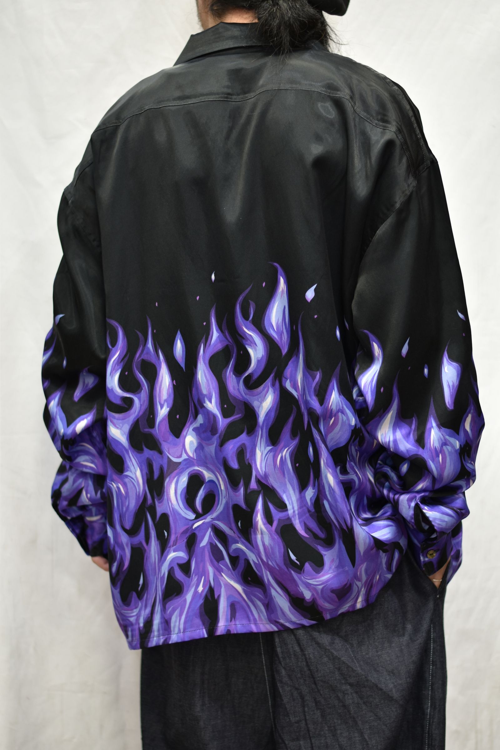 el conductorH - OPEN COLLAR SATIN SHIRT 'FLAME | chord online