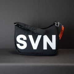 SVN Crescert Moon Bag （Black） ナイロン バナナショルダー バッグ （ブラック）