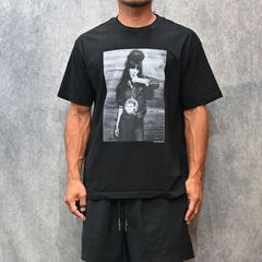 Stie-lo × Irina.L "Presley" T-SH （BLACK） / プリントTシャツ （ブラック） 25MND-STL009