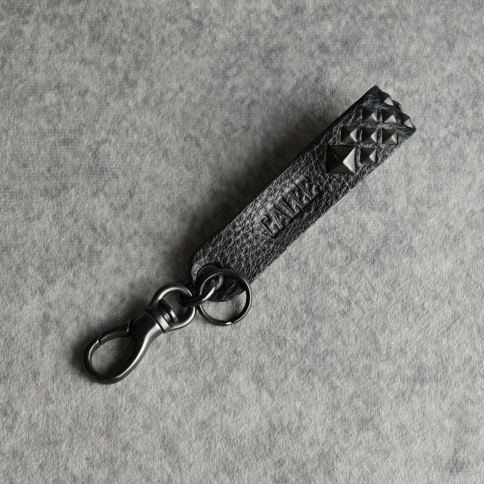STUDS LEATHER FLAT KEY RING (BLACK/BLACK) / スタッズレザー キーリング キーホルダー