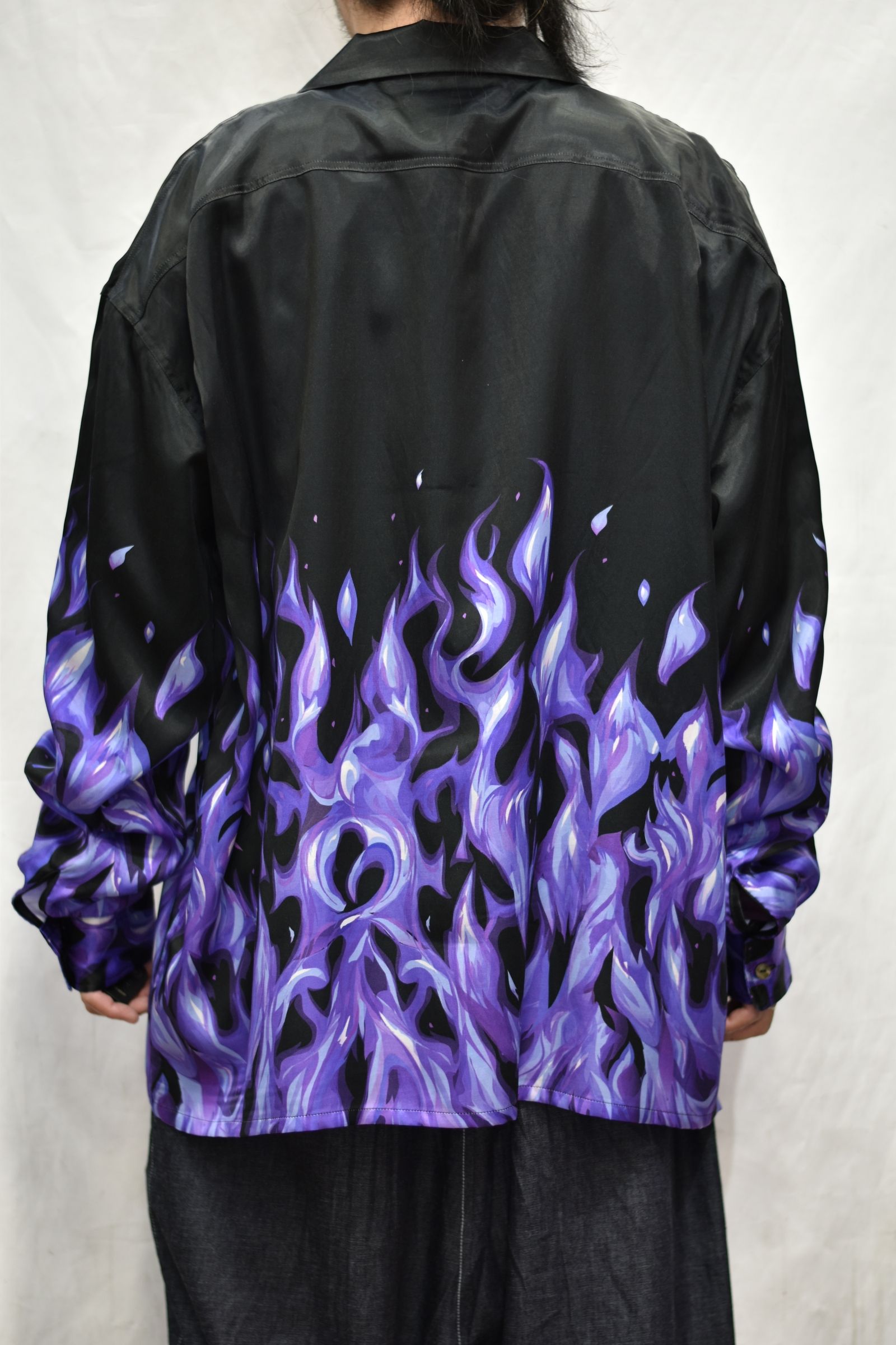 el conductorH - OPEN COLLAR SATIN SHIRT 'FLAME | chord online