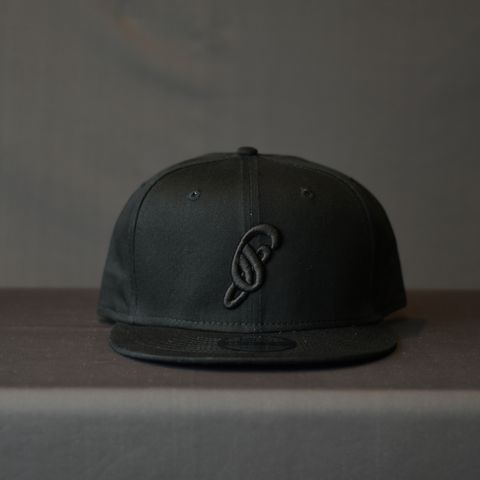 NEWERA 9FIFTY SNAPBACK ”d”  LOGO CAP (BLACK×BLACK) / ニューエラ スナップバック ロゴ キャップ
