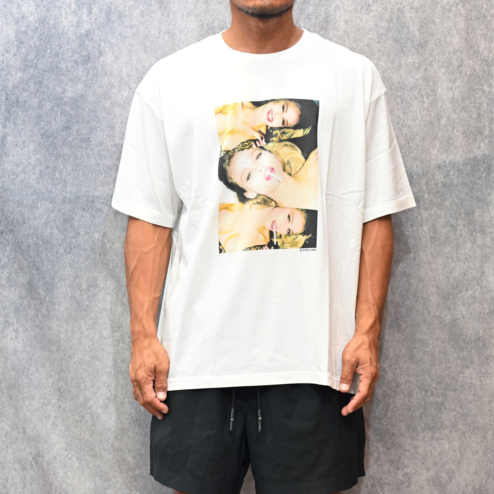 Jonathan Leder × Stie-lo "ALLIE" Crewneck T-SH （WHITE） / プリントTシャツ （ホワイト） 25MND-STL003