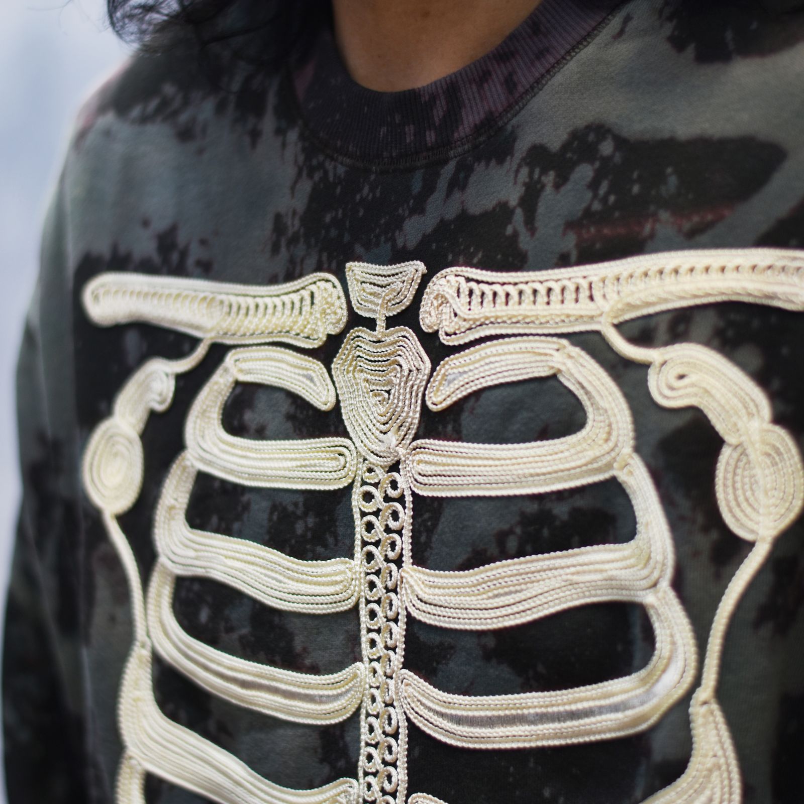 CORD EMBROIDERED COTTON BLEACH CREWNECK SWEATER 'BONES (MULTI)｜コード刺繍 クルーネック スウェット トレーナー｜PD26SC06