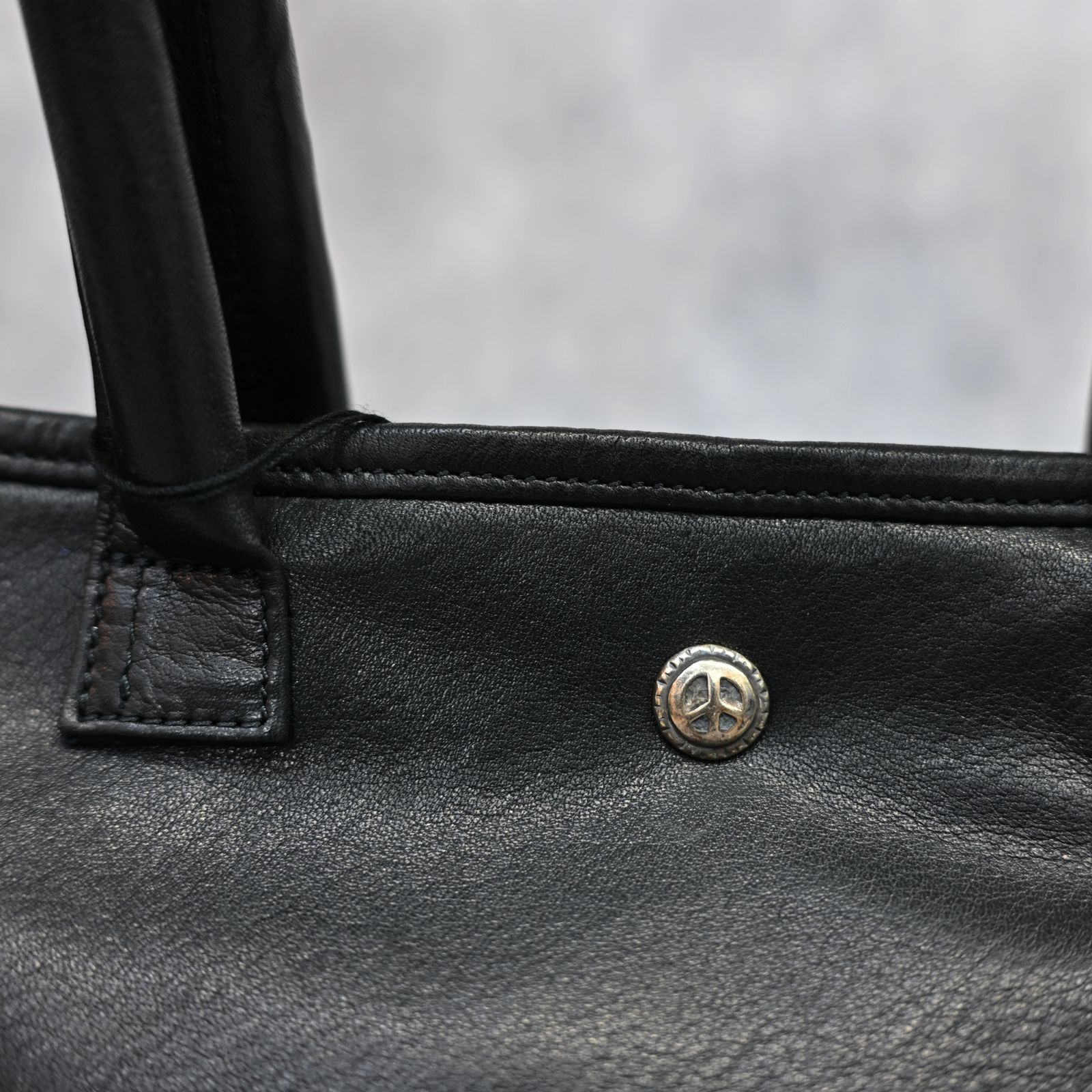 PC RIDERS LEATHER TOTE BAG S W / LOVE & PEACE SILVER (BLACK)｜レザートート バッグ （ブラック） PC-017-3696-10