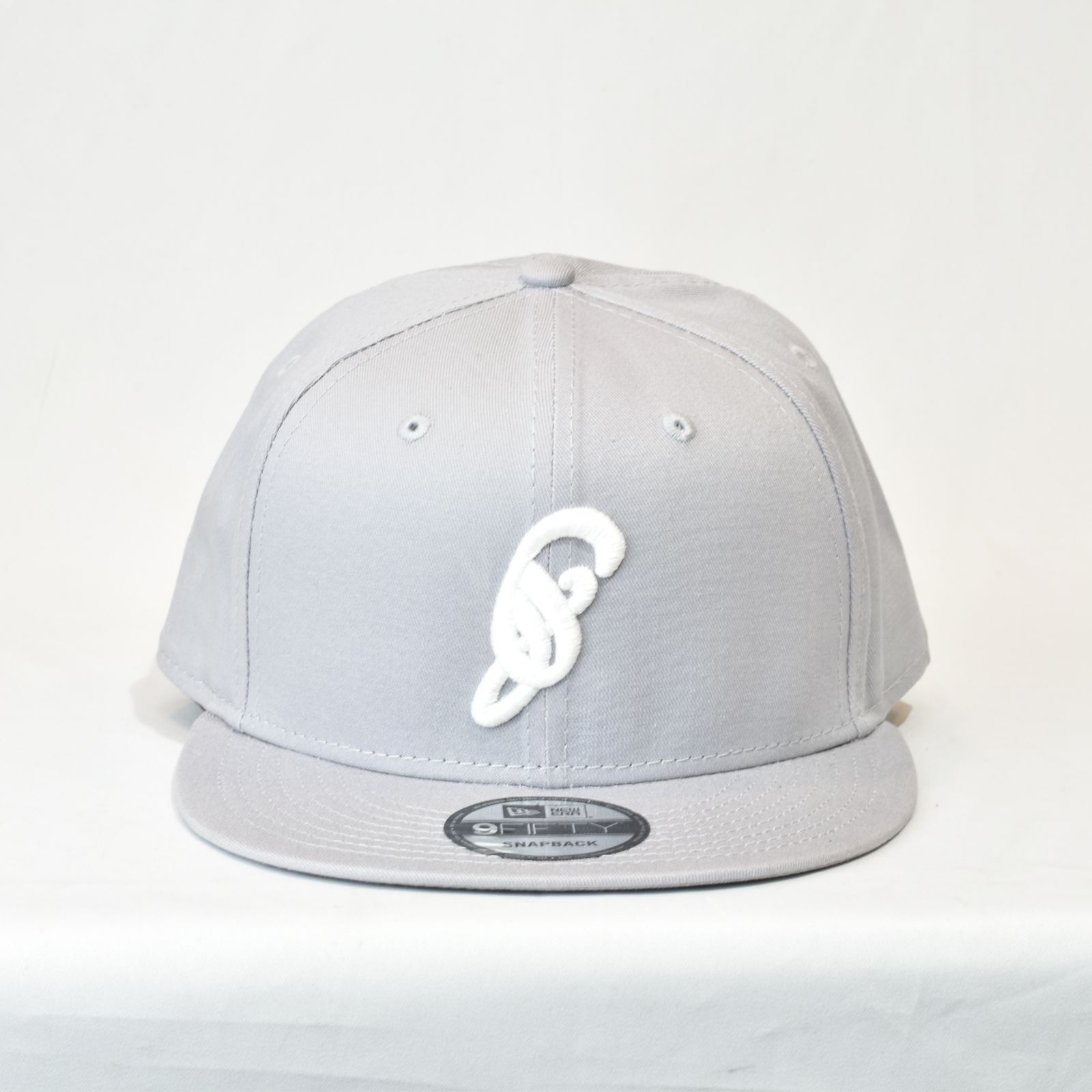 chord - NEWERA 9FIFTY SNAPBACK ”d” LOGO CAP (GRAY×WHITE