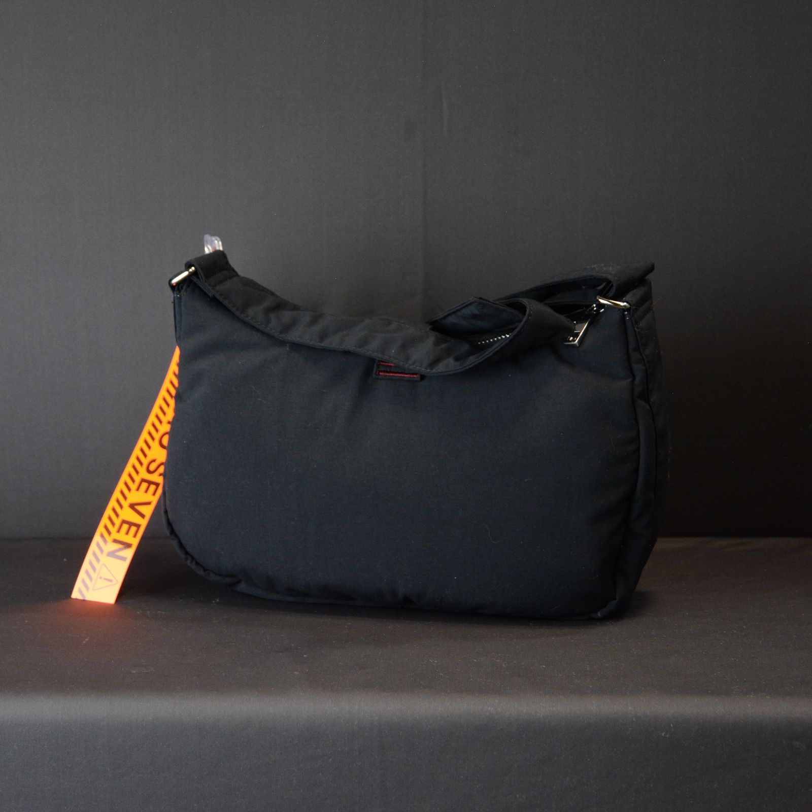 SVN Crescert Moon Bag （Black） ナイロン バナナショルダー バッグ （ブラック）