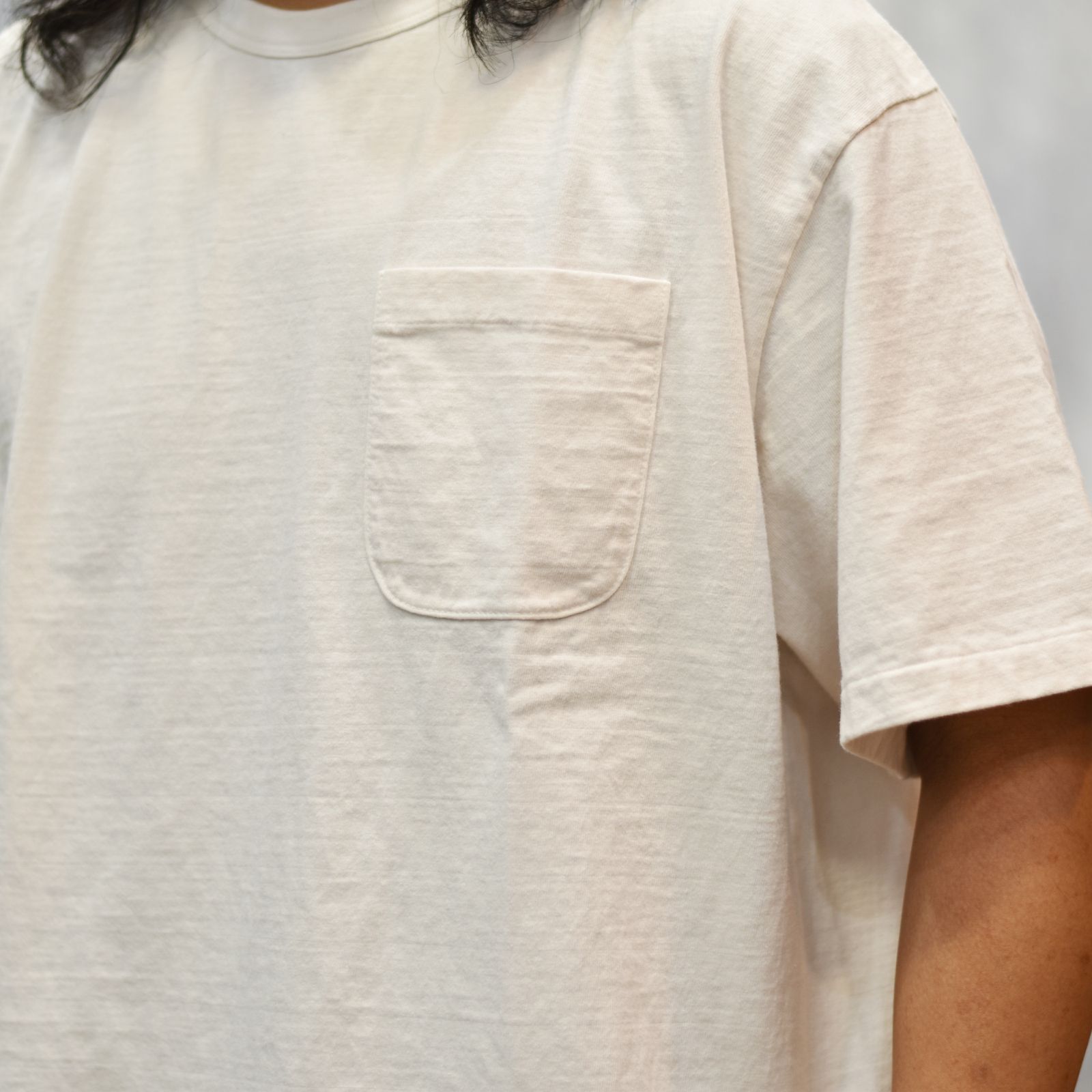 GARMENT DYE GIRLS LOGO POCKET TEE ＜NATURALLY PAINT DESIGN＞ (WHITE)｜ガール ロゴプリント ポケットTシャツ｜CL-26SS004NT
