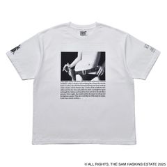 Sam Haskins×Stie-lo “holster Tee （WHT）｜サム・ハスキンス×スティーロ ホルスター プリントTシャツ｜25MND-STL006