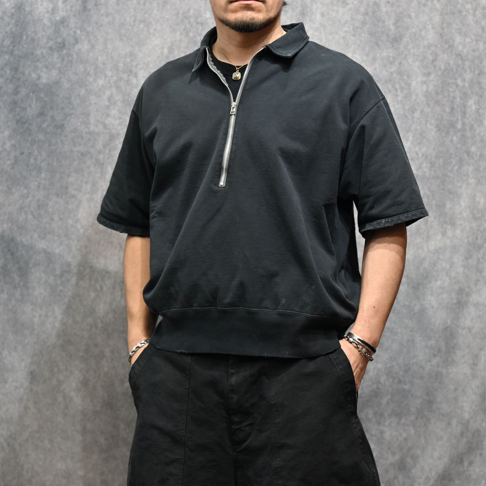 FRONT HALF ZIP SWEAT SHIRTS (BLACK / ブラック)  ハーフジップ スウェット ポロシャツ｜2601007