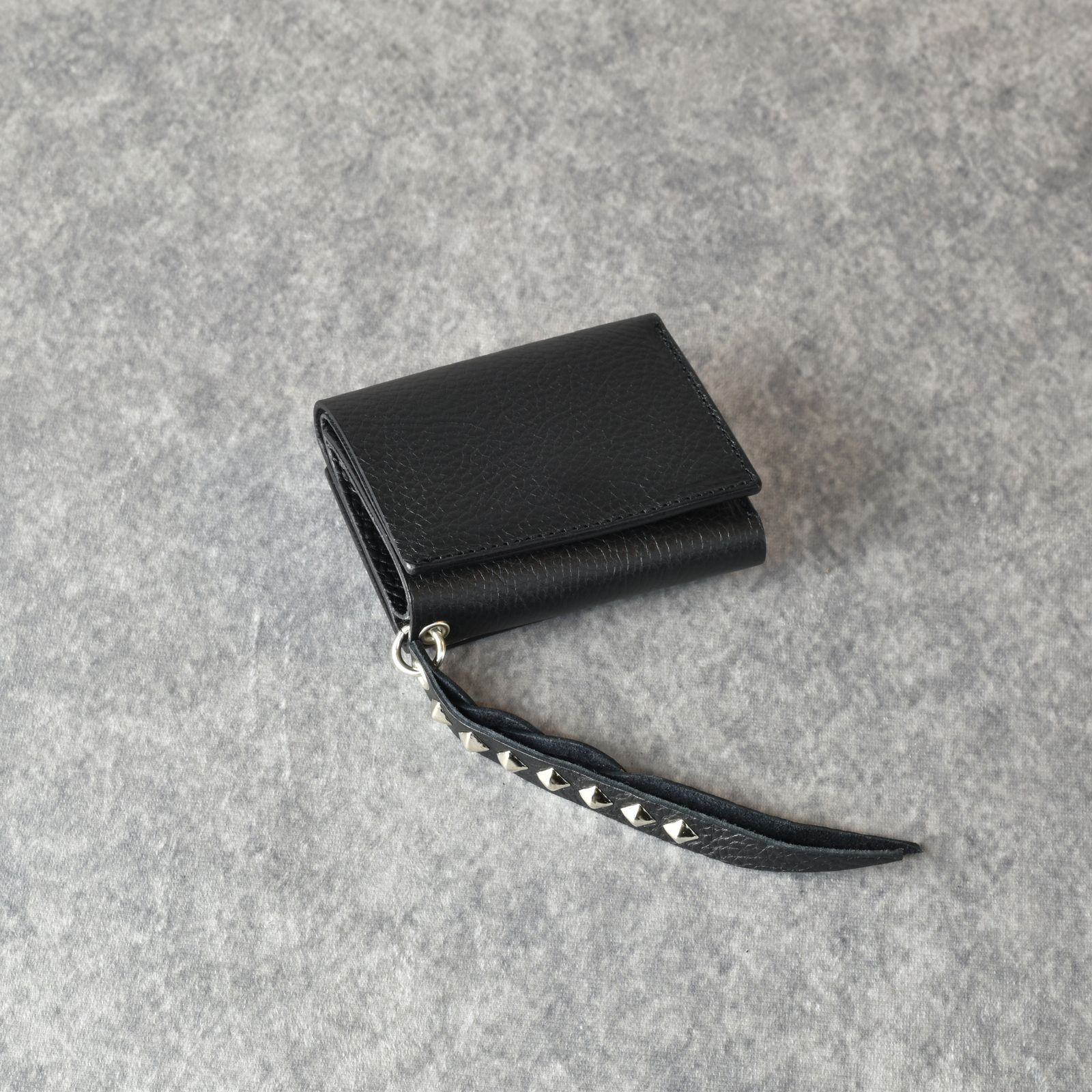PLANE LEATHER MULTI WALLET ＜STUDS CHARM＞ (BLACK)｜プレーンレザー マルチウォレット ＜スタッズチャーム＞｜CL-26AWLE011EX